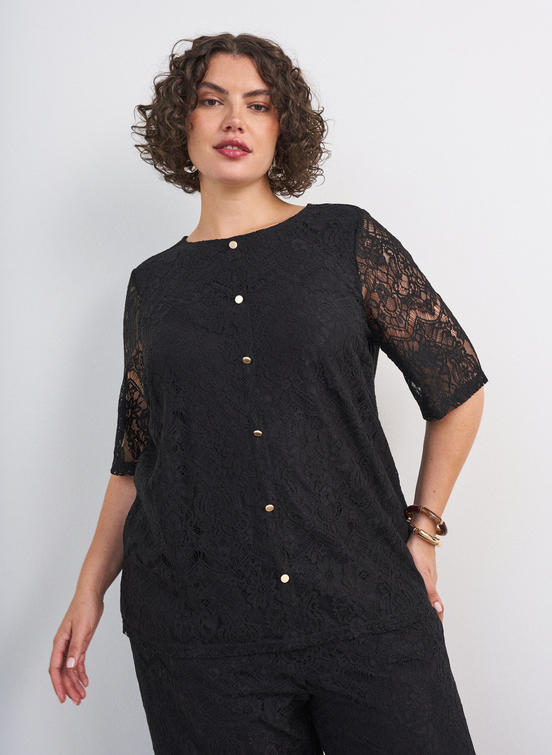 Bluse aus Spitze mit Zierkn&ouml;pfen, Schwarz, Model