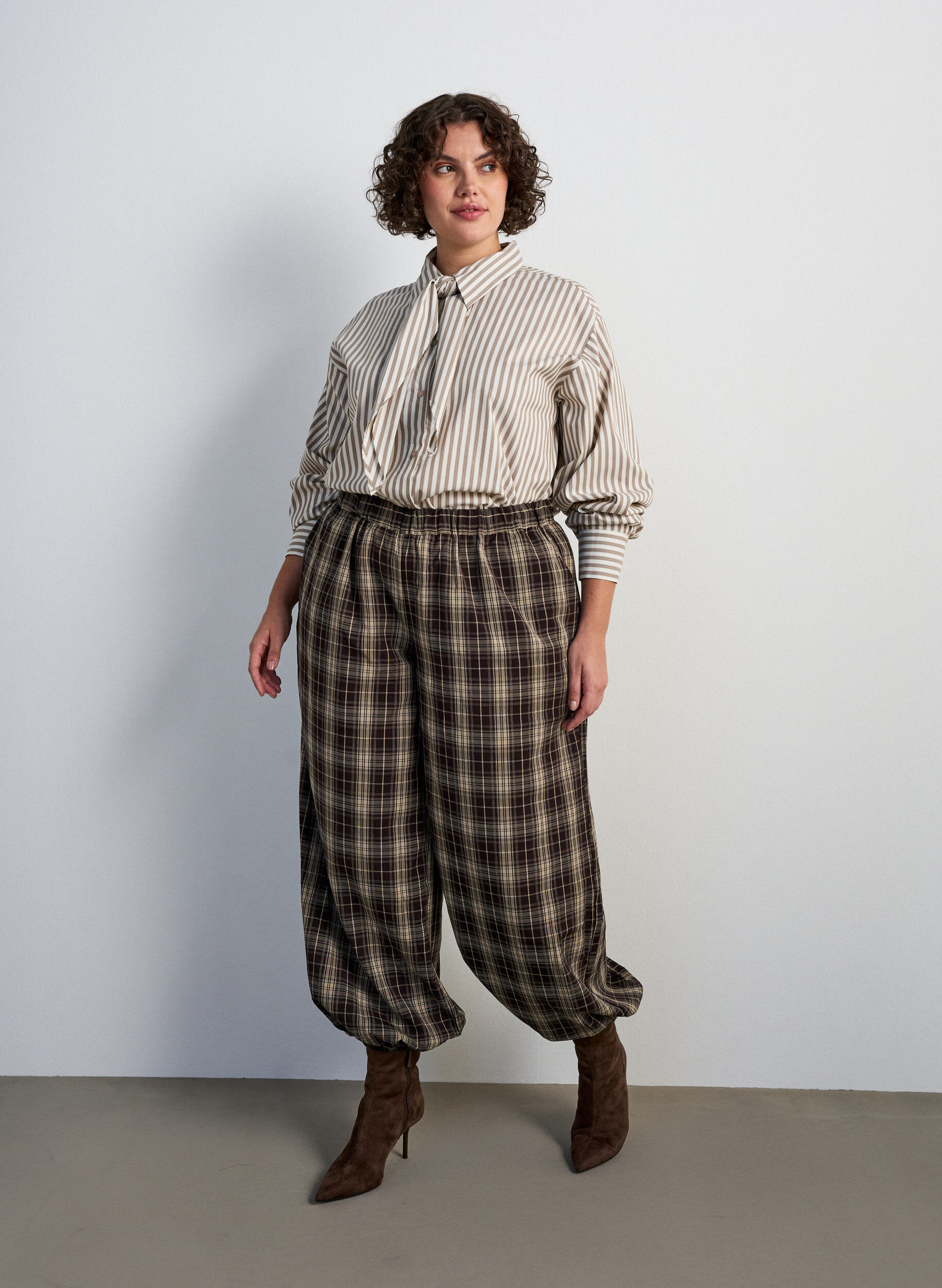 Karierte Ballonhose mit hoher Taille, Gr&uuml;n, Model