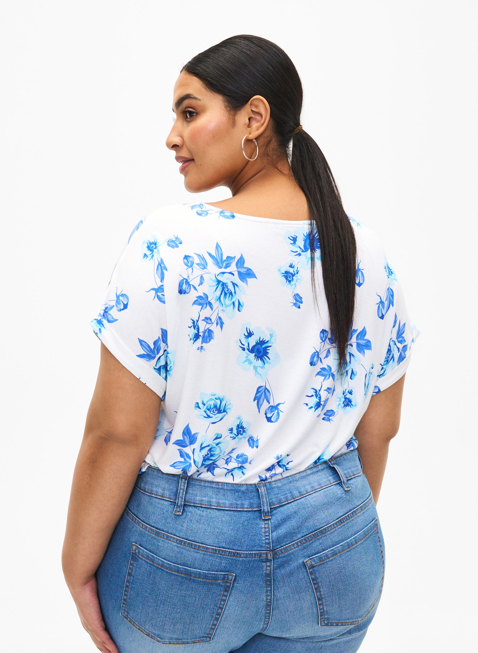 Zizzi Gebl&uuml;mte Bluse aus Viskose mit kurzen &Auml;rmeln, White Blue AOP, Model image number 1