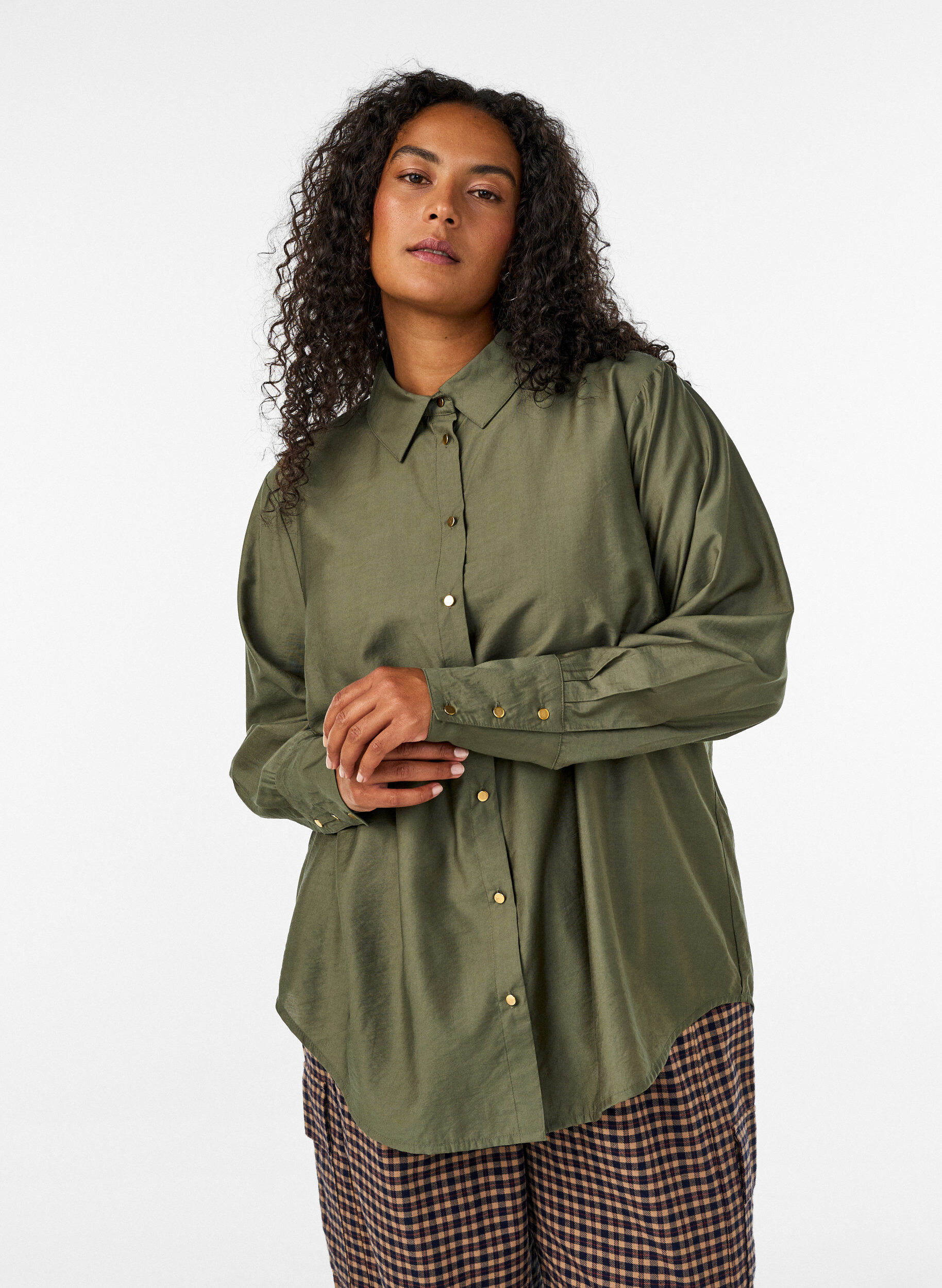 Bluse aus Viskose mit goldenen Kn&ouml;pfen, Gr&uuml;n, Model