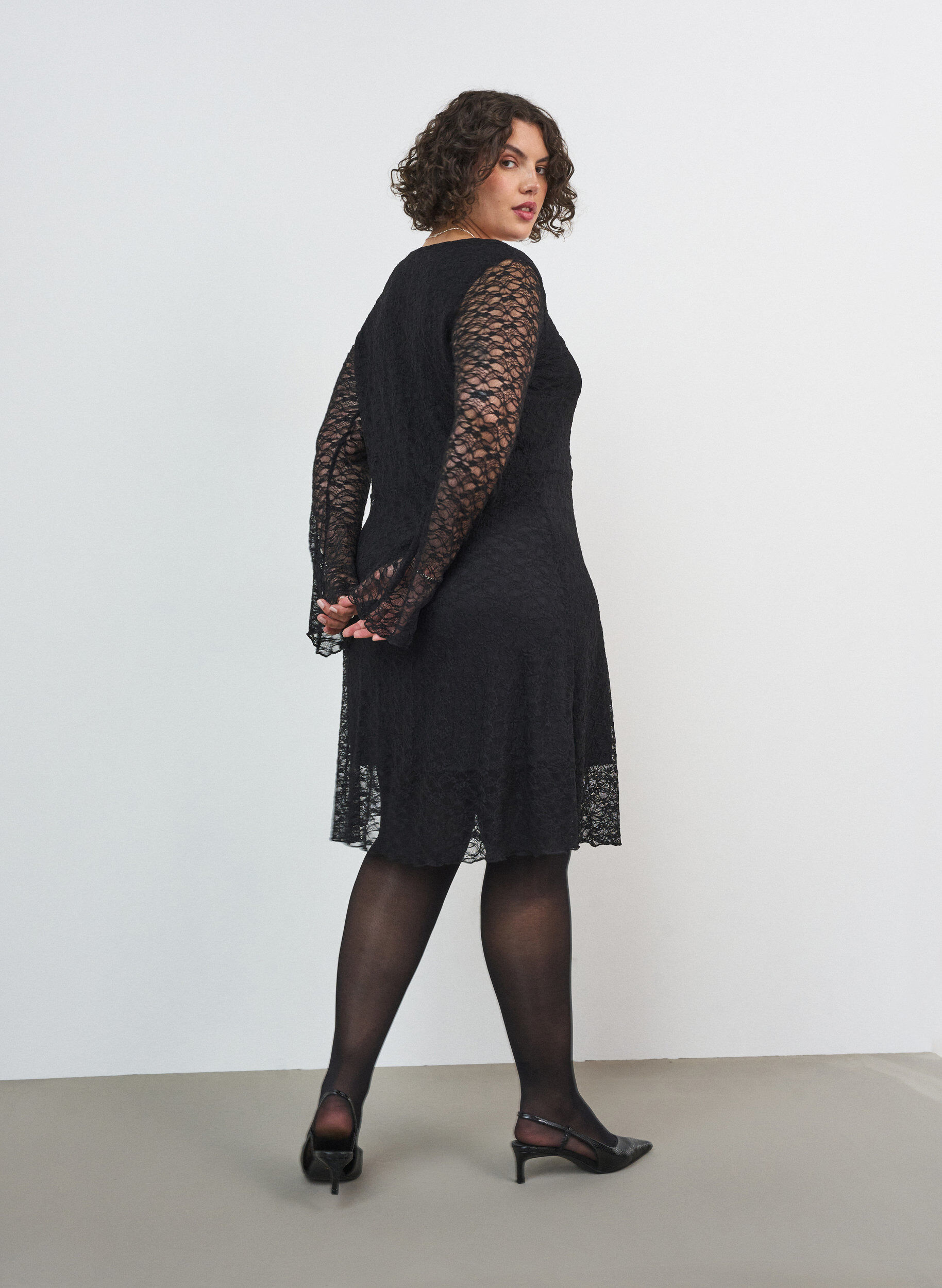 ZizziSpitzenkleid mit Trompeten&auml;rmeln und A-Linie, Schwarz, Model image number 1