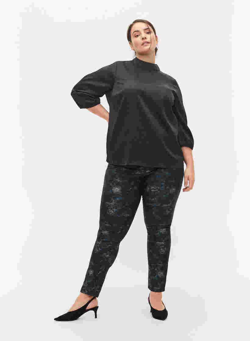 Emily-Jeans mit Muster und Nieten, Black AOP, Model