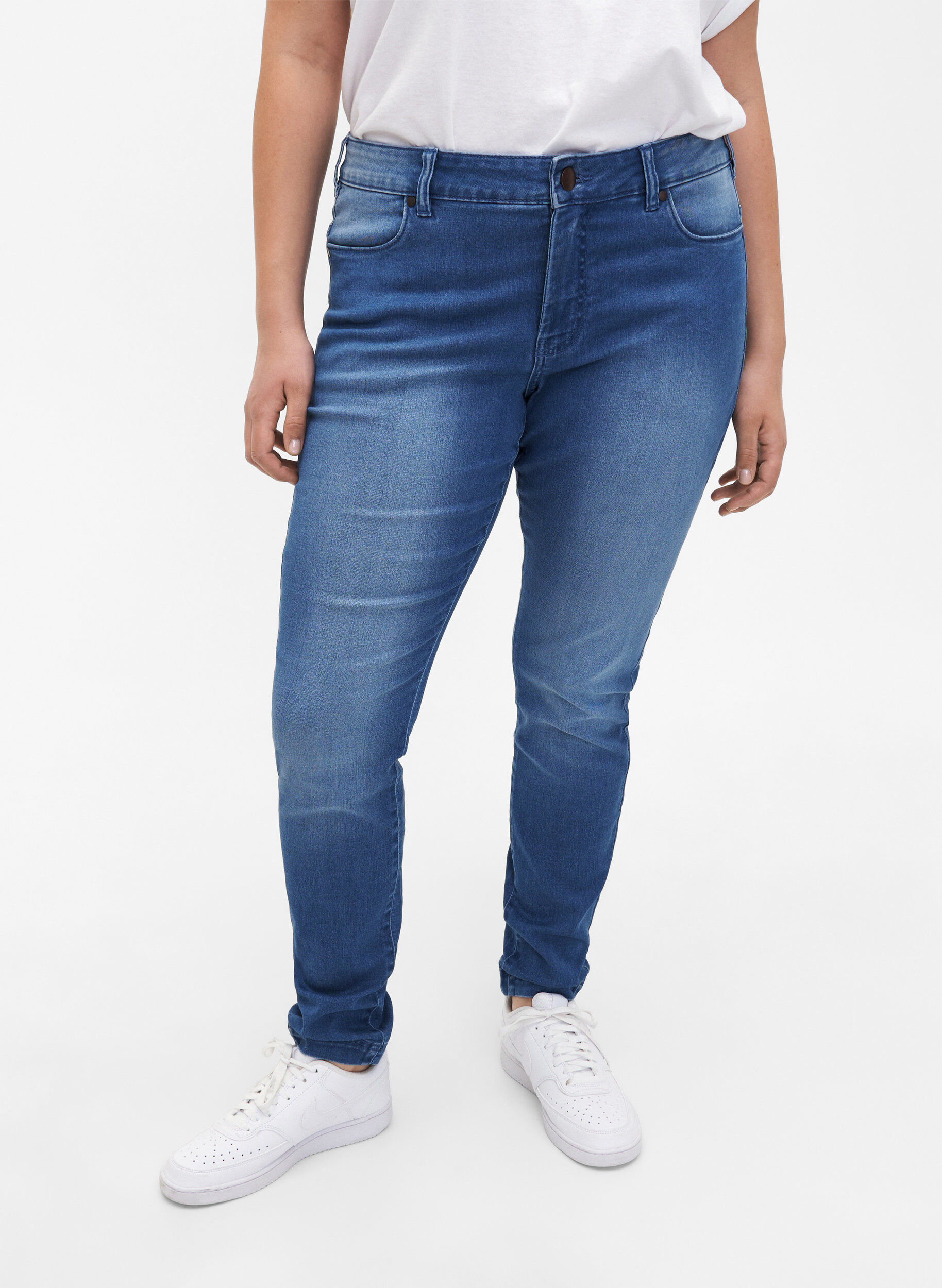 Zizzi Viona Jeans mit normaler Taille, Blau, Model image number 2