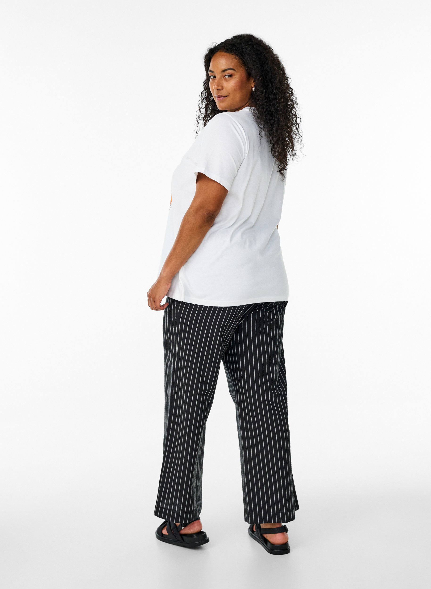 ZizziLockere Hose mit hohem Bund und Taschen, Schwarz, Model image number 2