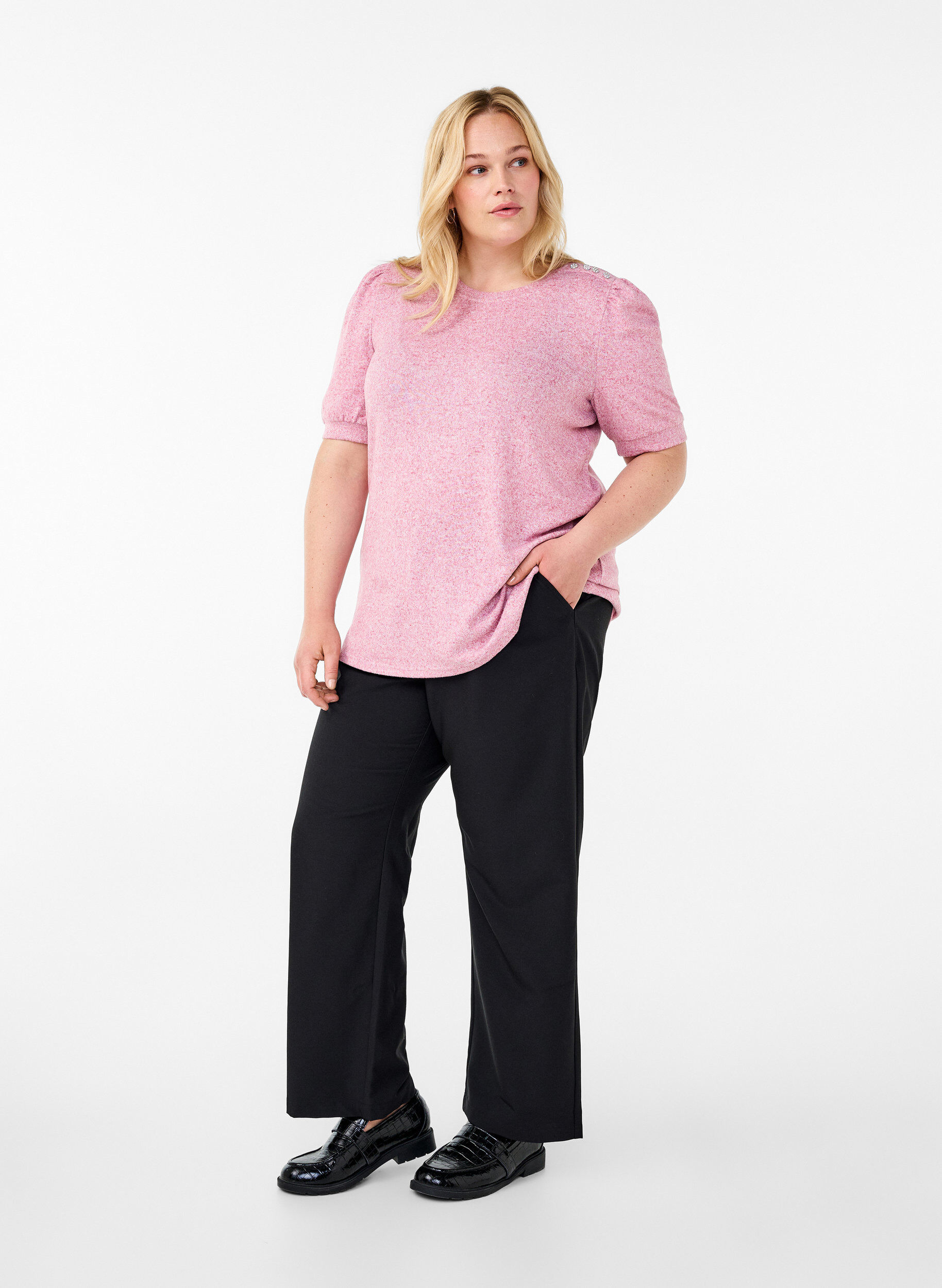 Zizzi Bluse mit Knopfdetail und kurzen Puff&auml;rmeln, Rot, Model image number 1