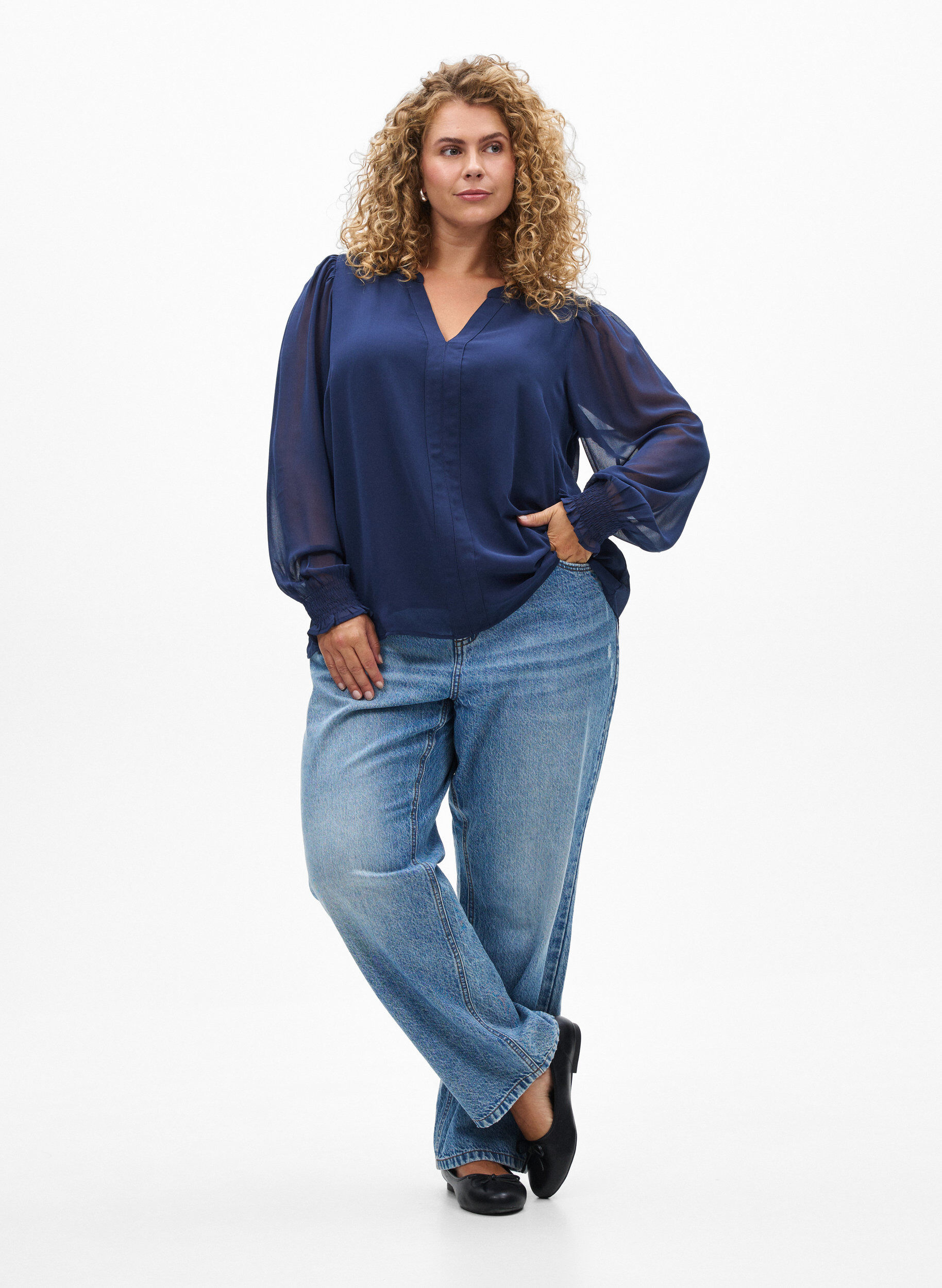 Zizzi Bluse mit transparenten &Auml;rmeln und Smok, Blau, Model image number 1