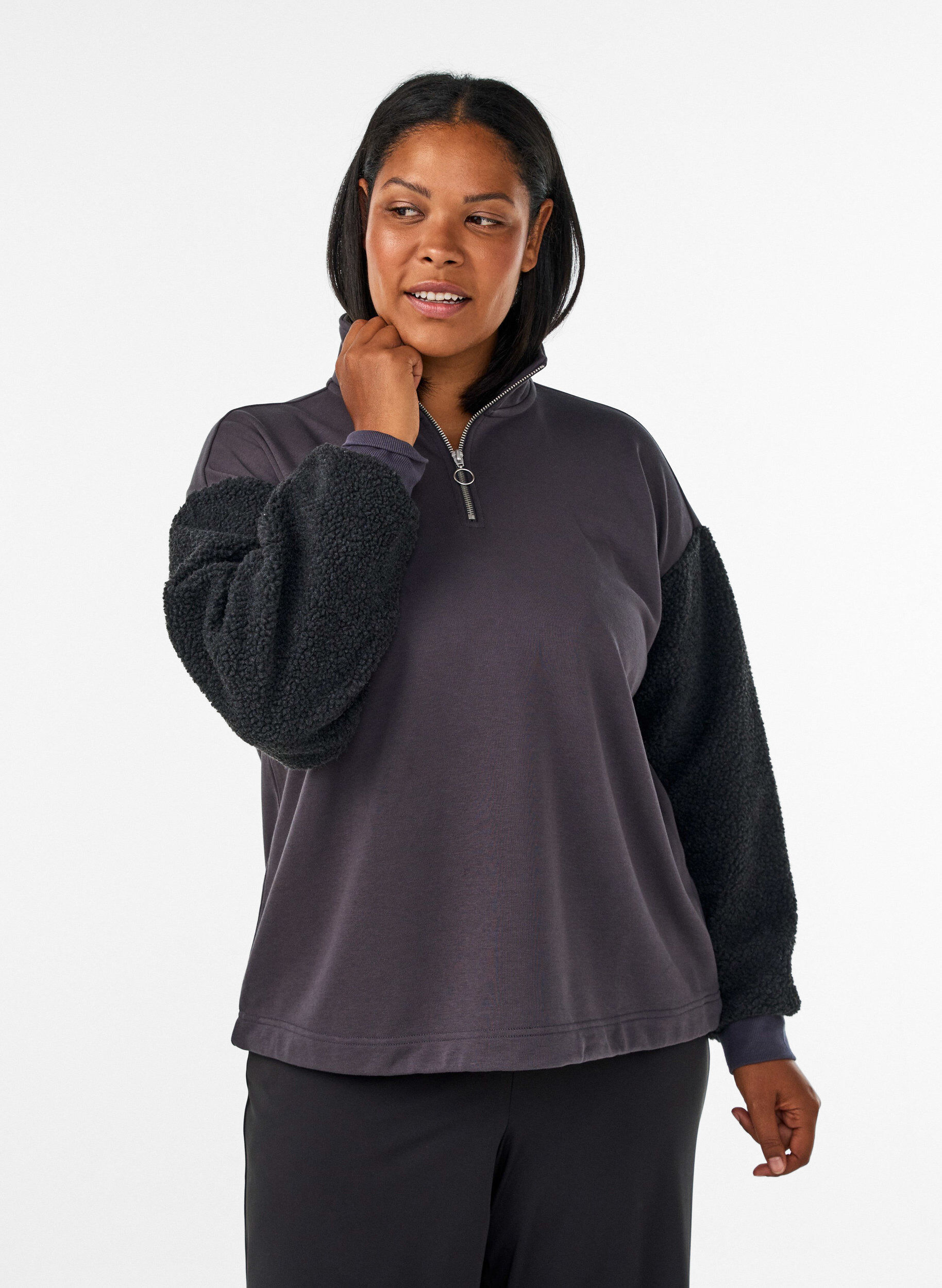 Sweatshirt mit Teddy-&Auml;rmeln und hohem Kragen, Grau, Model