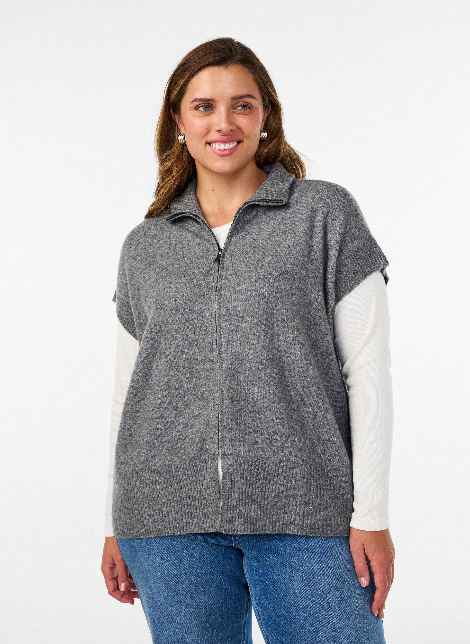 ZizziStrickweste mit hohem Kragen und Rei&szlig;verschluss, Grau, Model image number 0