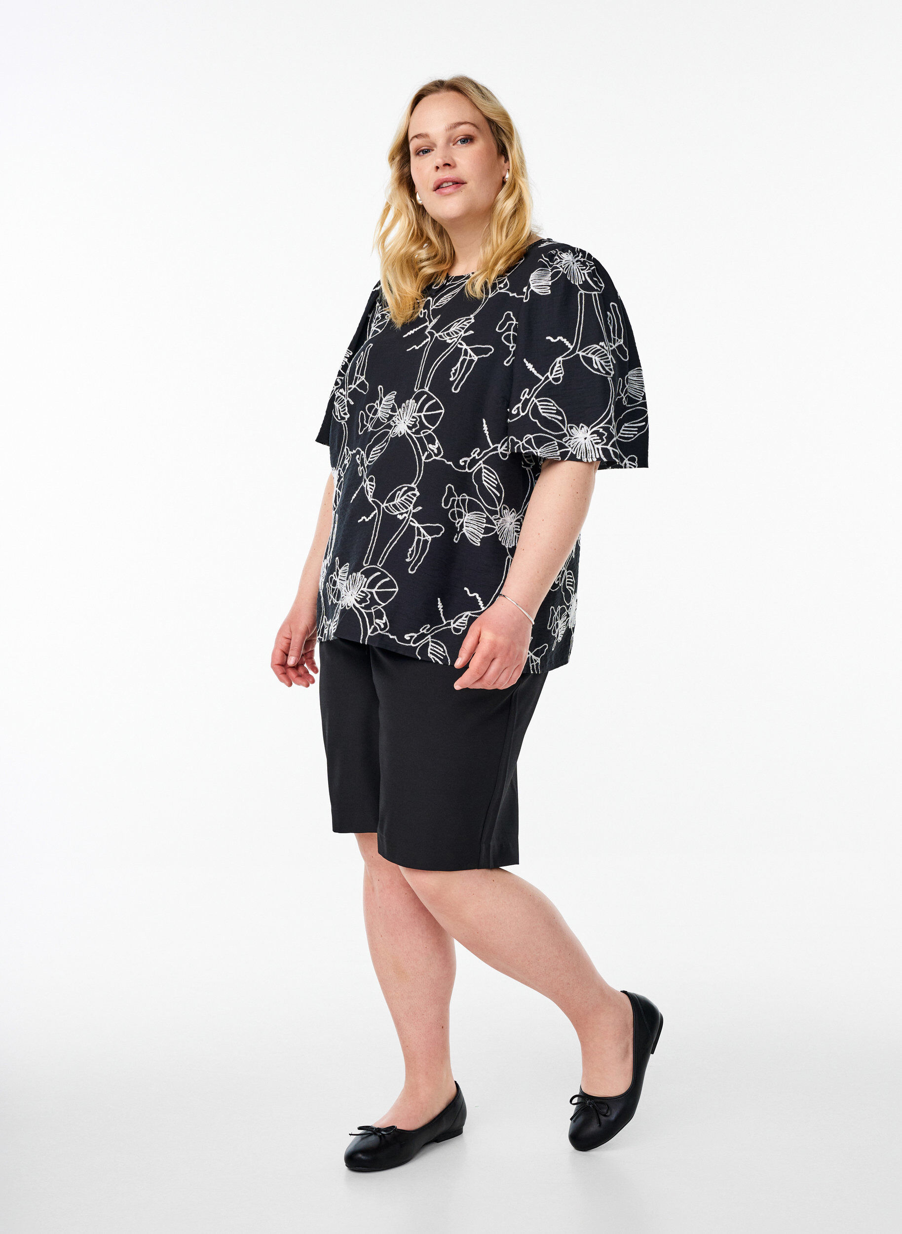 Zizzi Kurz&auml;rmelige Bluse mit Stickmuster, Schwarz, Model image number 1