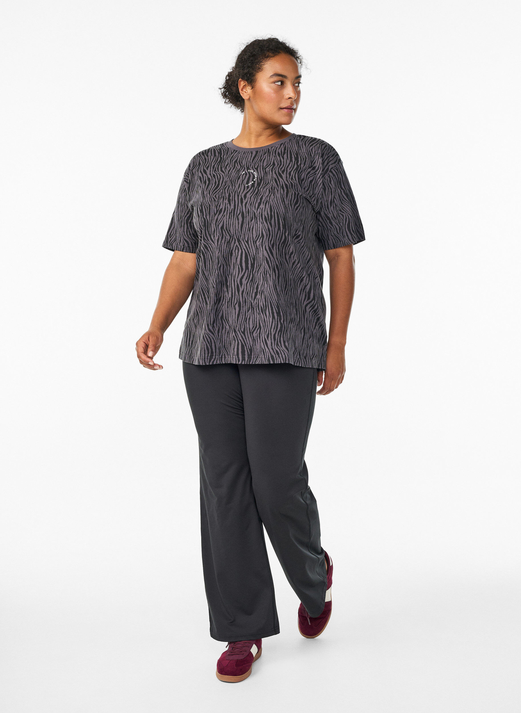 Zizzi Trainingsshirt aus Bio-Baumwolle mit Zebraprint, Grau, Model image number 1