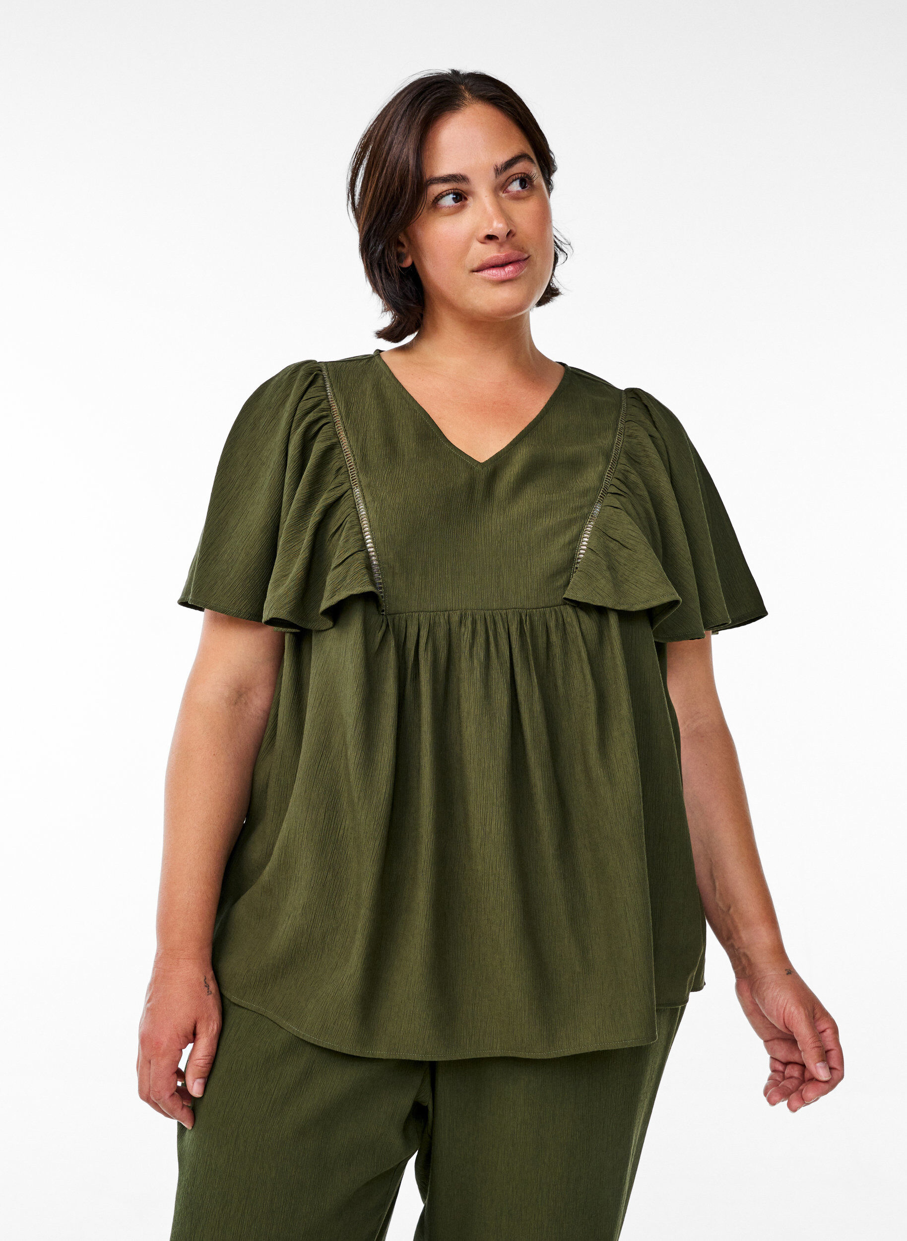 Bluse mit kurzen R&uuml;schen&auml;rmeln, Gr&uuml;n, Model
