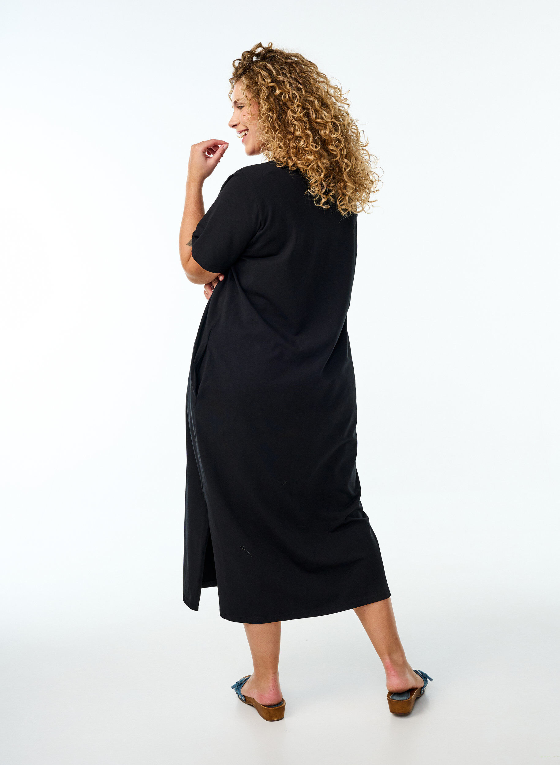 Zizzi Midi-T-Shirtkleid mit V-Ausschnitt., Schwarz, Model image number 2