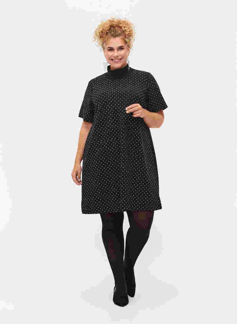 Kurzärmeliges Kleid mit Strasssteinen, Black, Model image number 2