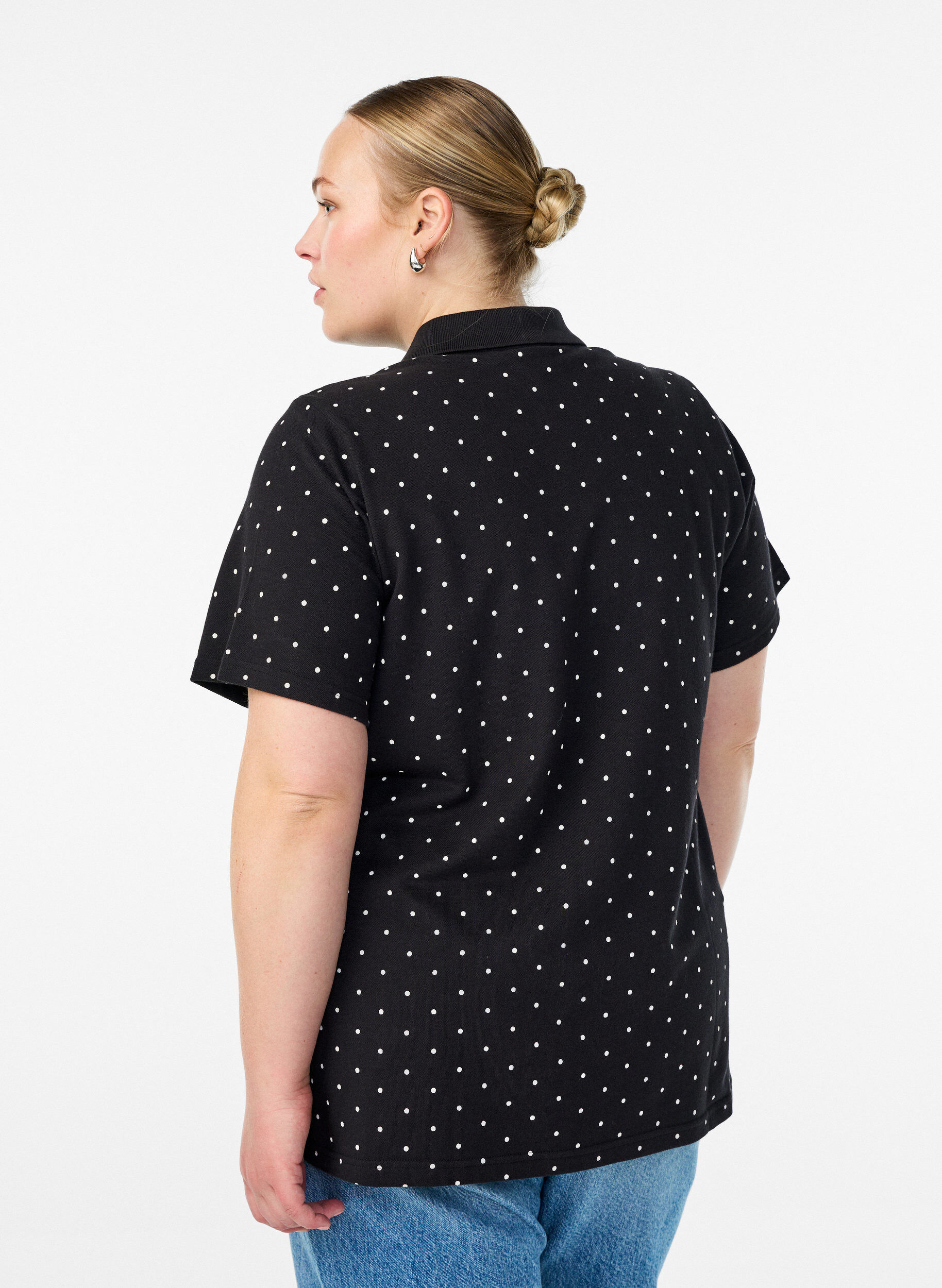 Zizzi Gepunktetes Poloshirt mit kurzen &Auml;rmeln, Schwarz, Model image number 2