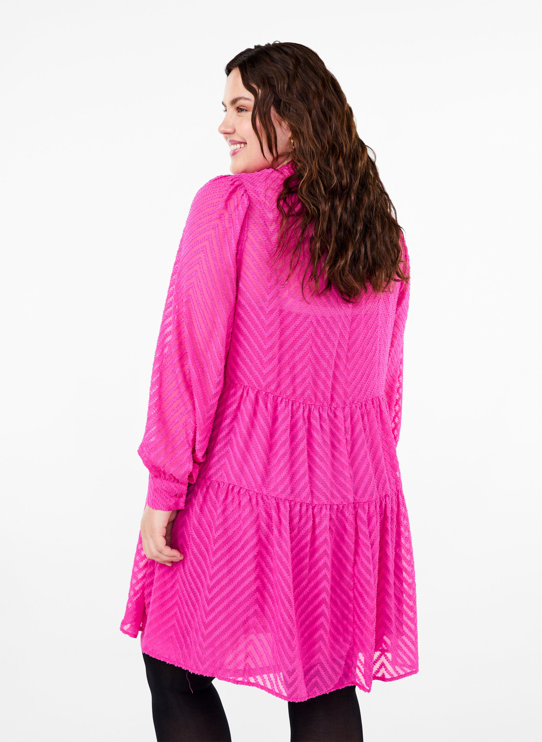 Zizzi Strukturiertes kurzes Kleid mit R&uuml;schenkragen, Magenta, Model image number 1
