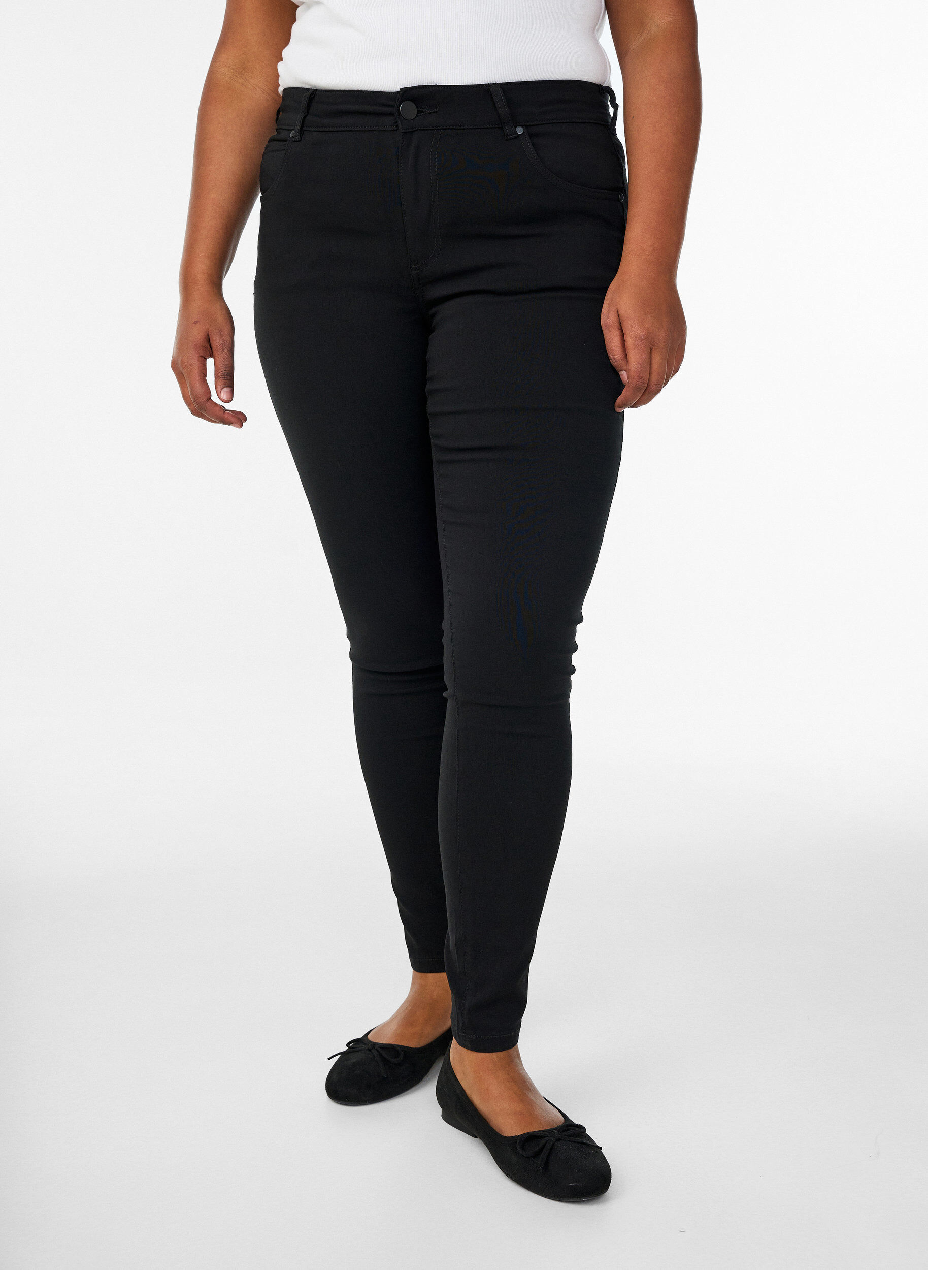 ZizziSlim Fit Hose mit Hosentaschen, Schwarz, Model image number 3