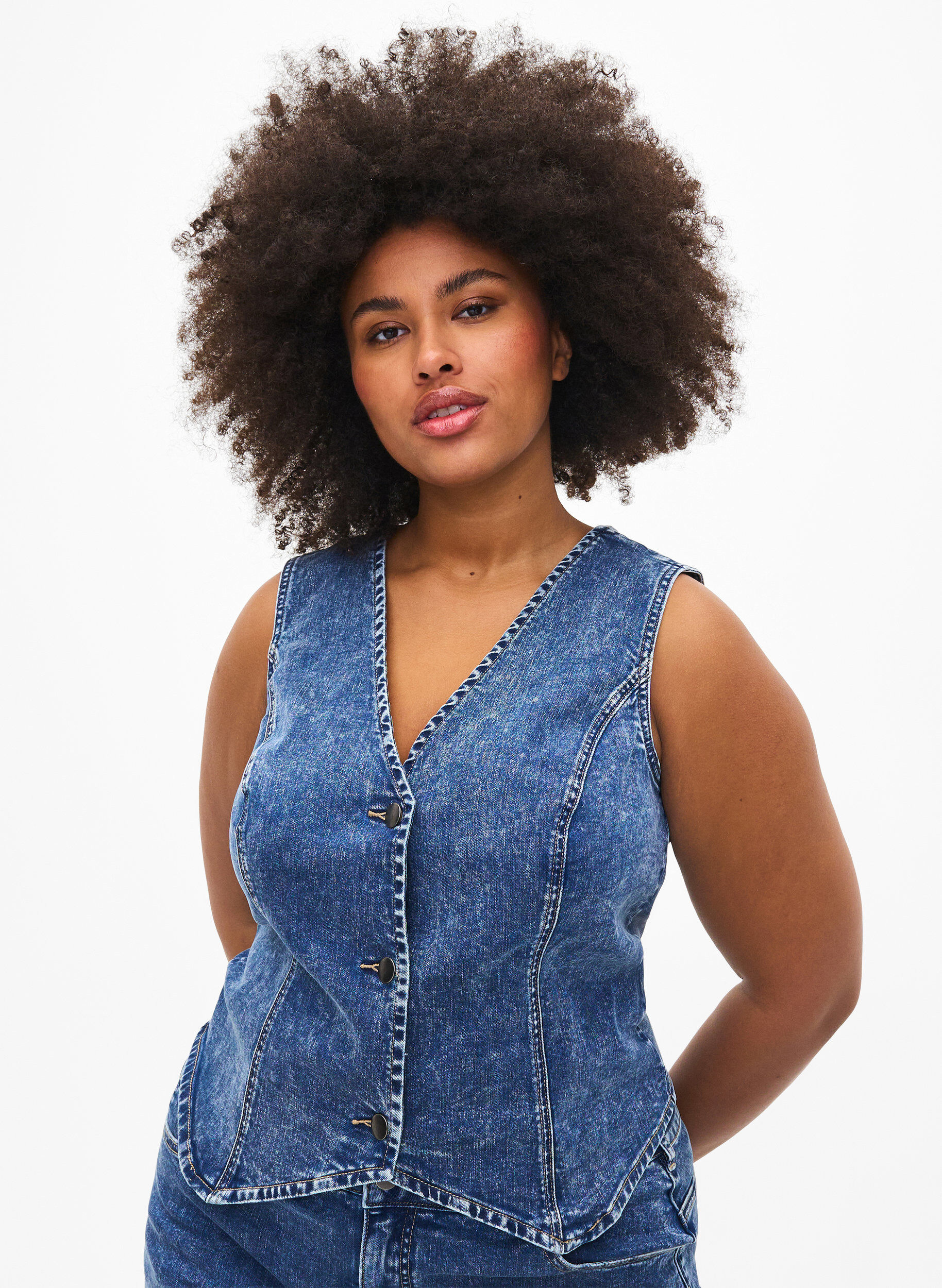 Zizzi Schmal geschnittene Denim-Weste mit Kn&ouml;pfen, Blue Denim, Model image number 0