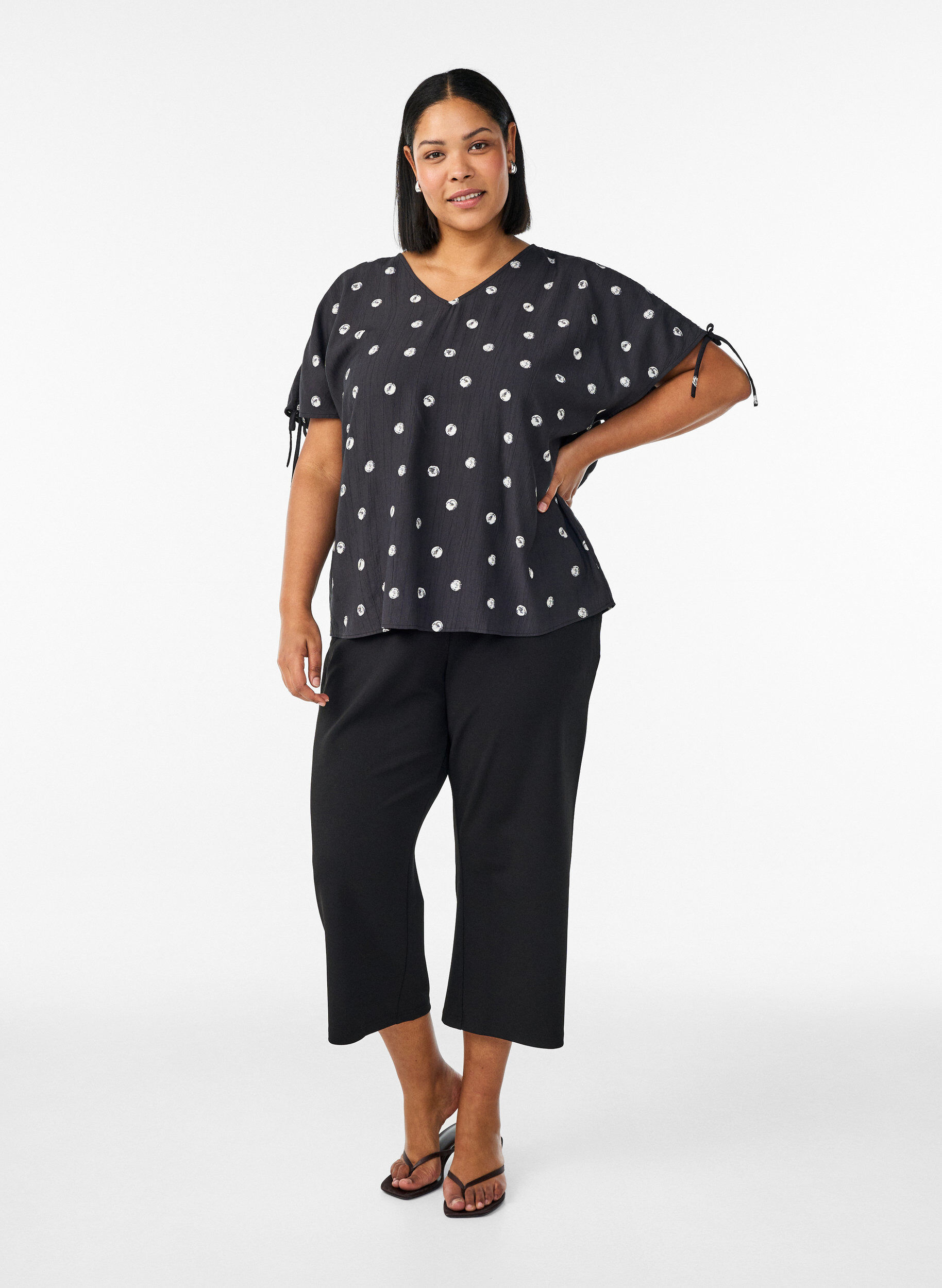 Zizzi 7/8 Hose mit lockerer Passform, Schwarz, Model image number 1