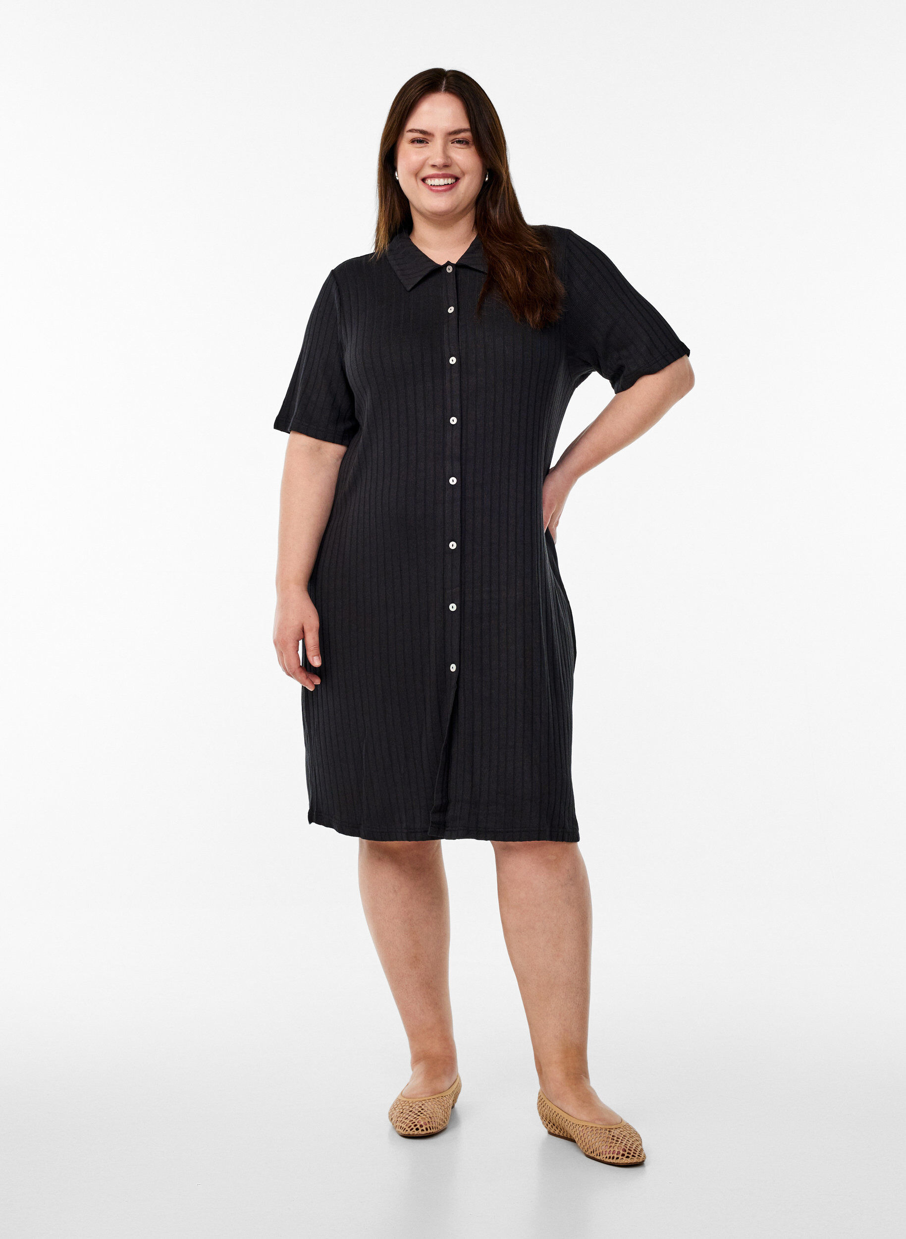Zizzi Jerseykleid mit kurzen &Auml;rmeln in Kniel&auml;nge, Schwarz, Model image number 1