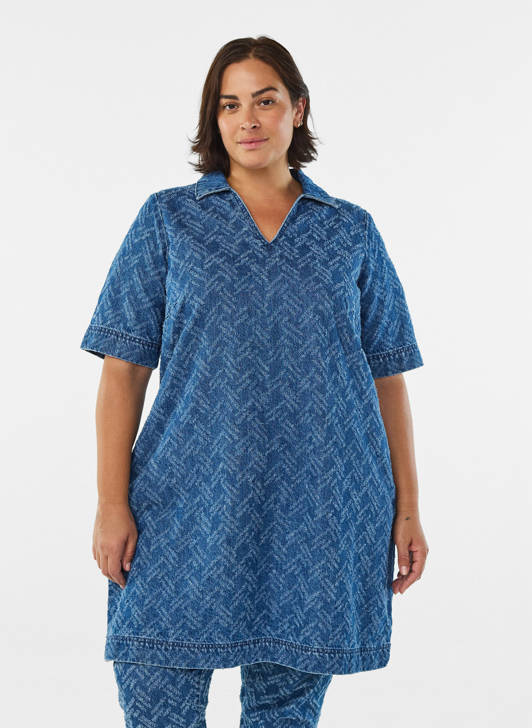 Kurzes Jeanskleid mit Strukturmuster, Blau, Model