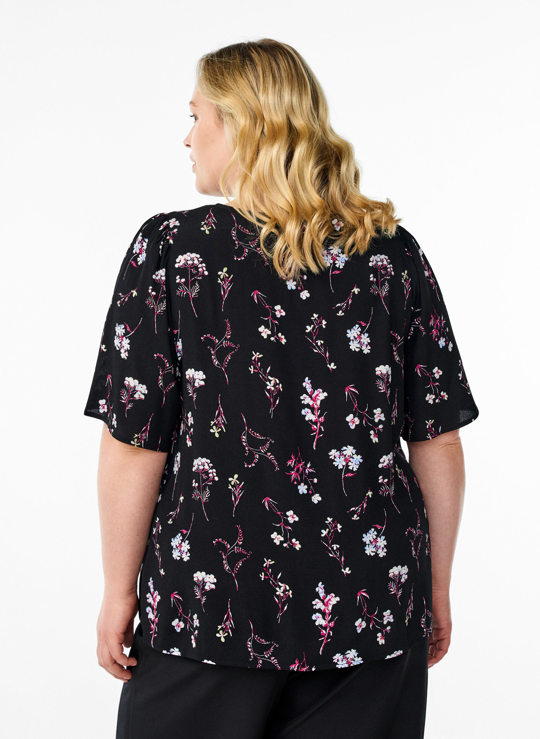 Zizzi Gebl&uuml;mte Bluse mit kurzen &Auml;rmeln, Schwarz, Model image number 2