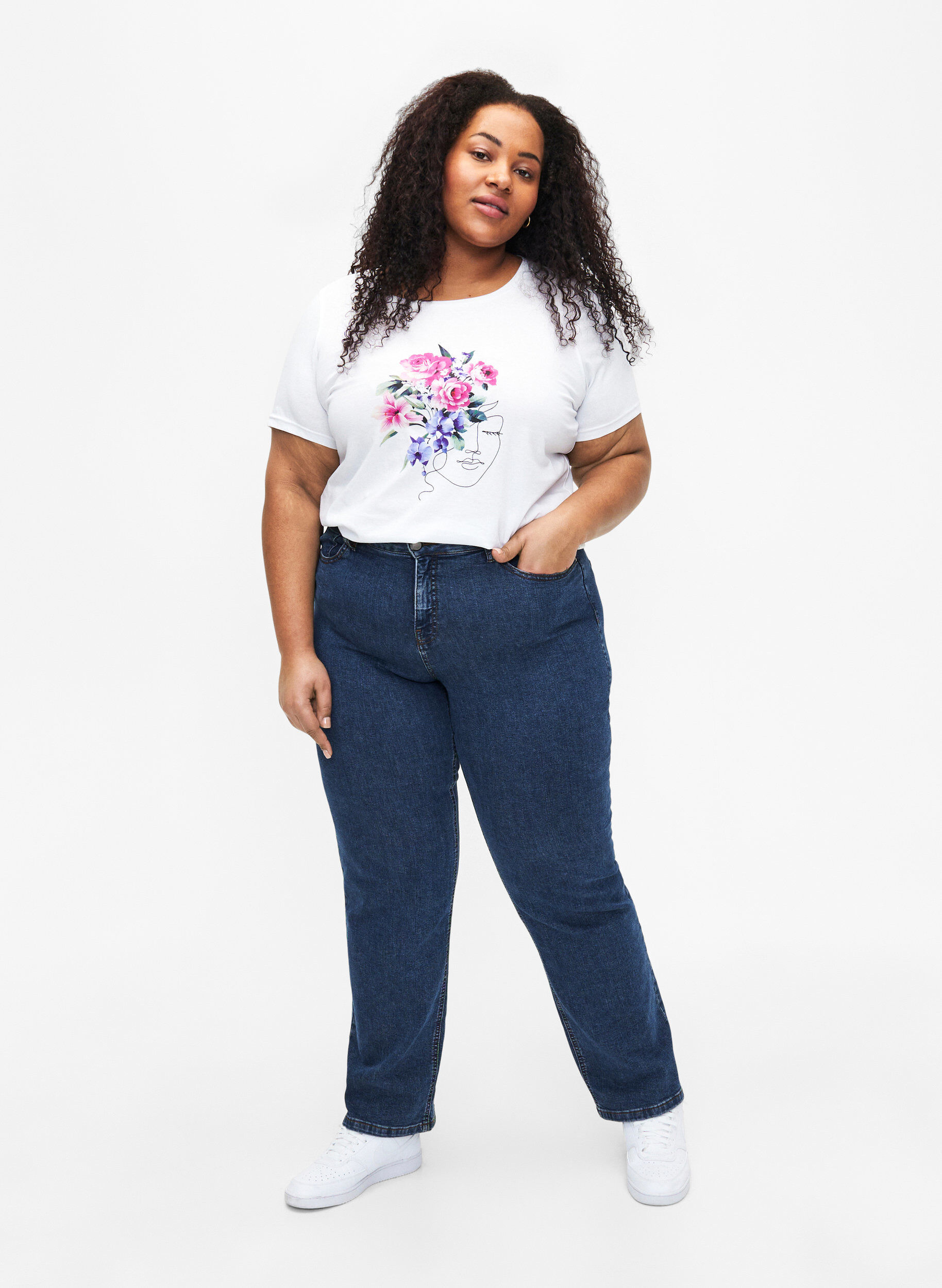 Zizzi Baumwoll-T-Shirt mit Blumen- und Portr&auml;t-Motiv, B. White Face Flower, Model image number 2