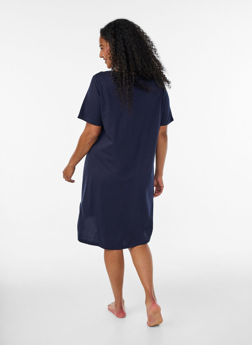 Organische Baumwoll-Nachthemd mit V-Ausschnitt, Blau, Model image number 2
