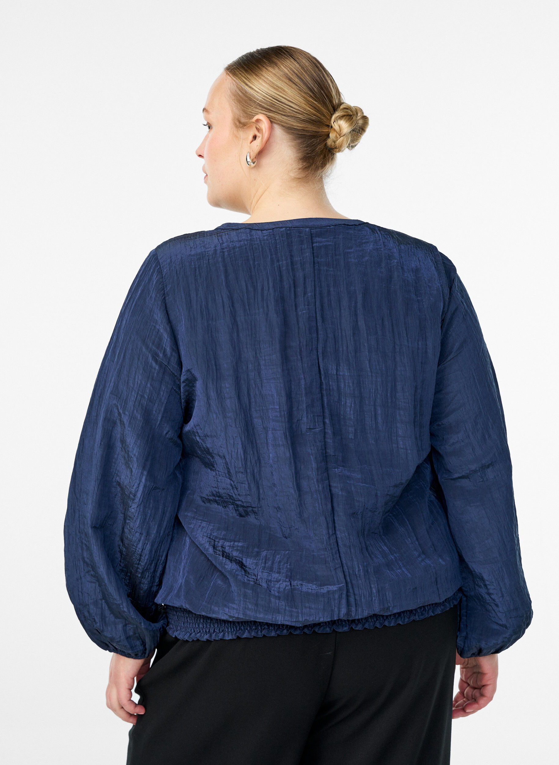 Zizzi Bluse mit V-Ausschnitt und Crinkle-Struktur, Blau, Model image number 2