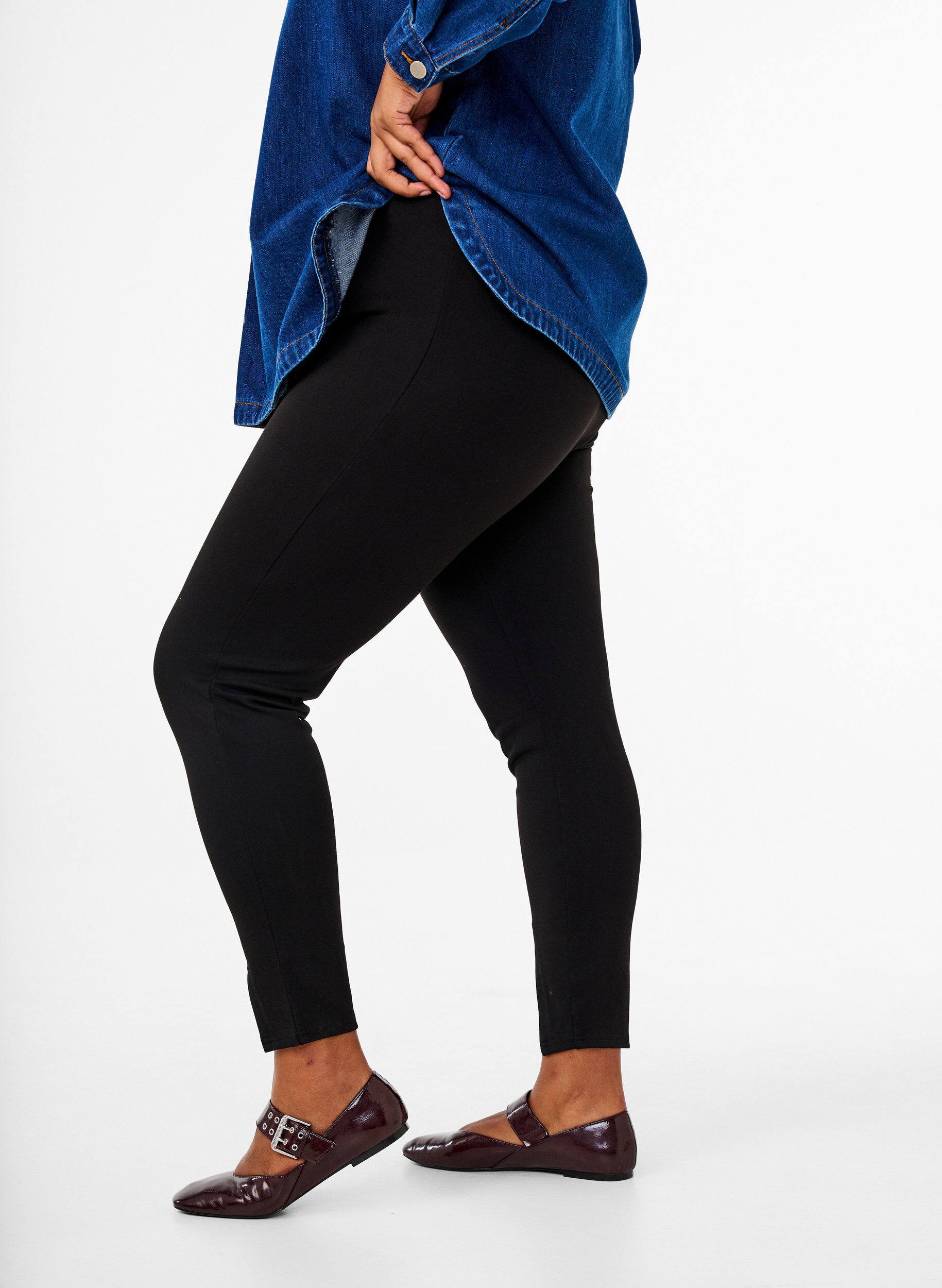Zizzi Leggings aus Viskose mit Knopfdetails, Schwarz, Model image number 2