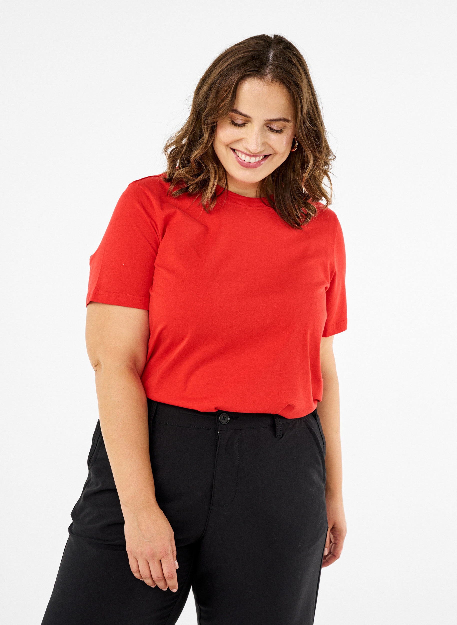 Basic-T-Shirt aus Baumwolle mit Rundhalsausschnitt, Rot, Model