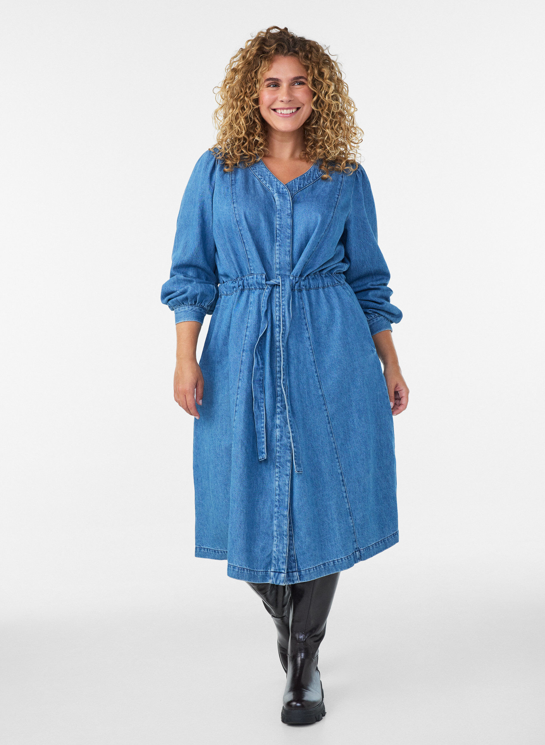 ZizziJeanskleid mit V-Ausschnitt und Bindeg&uuml;rtel, Blau, Model image number 1