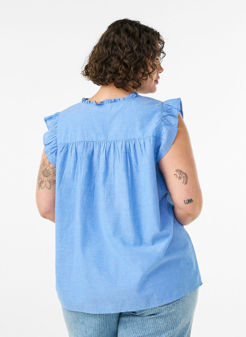 &Auml;rmellose Bluse aus Baumwolle mit R&uuml;schenkanten, Blau, Model image number 2