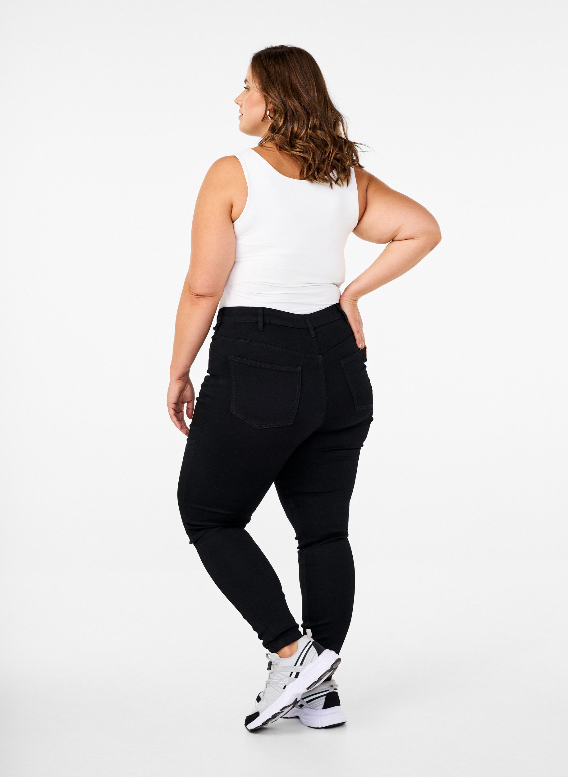 Zizzi Amy Jeans mit hohem Bund und Knopfverschluss, Black, Model image number 1