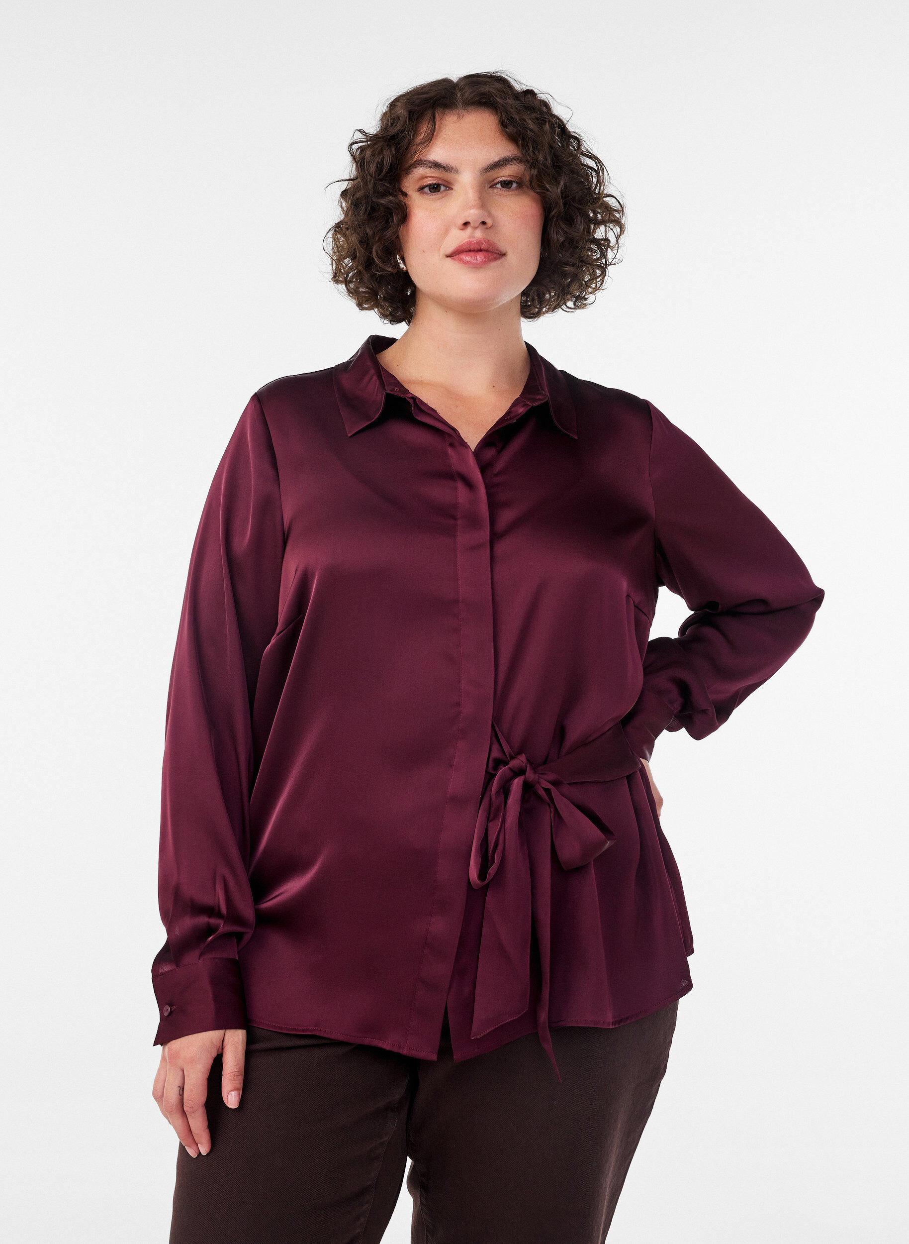 Bluse mit Satin-Optik und Wickeloptik, Rot, Model