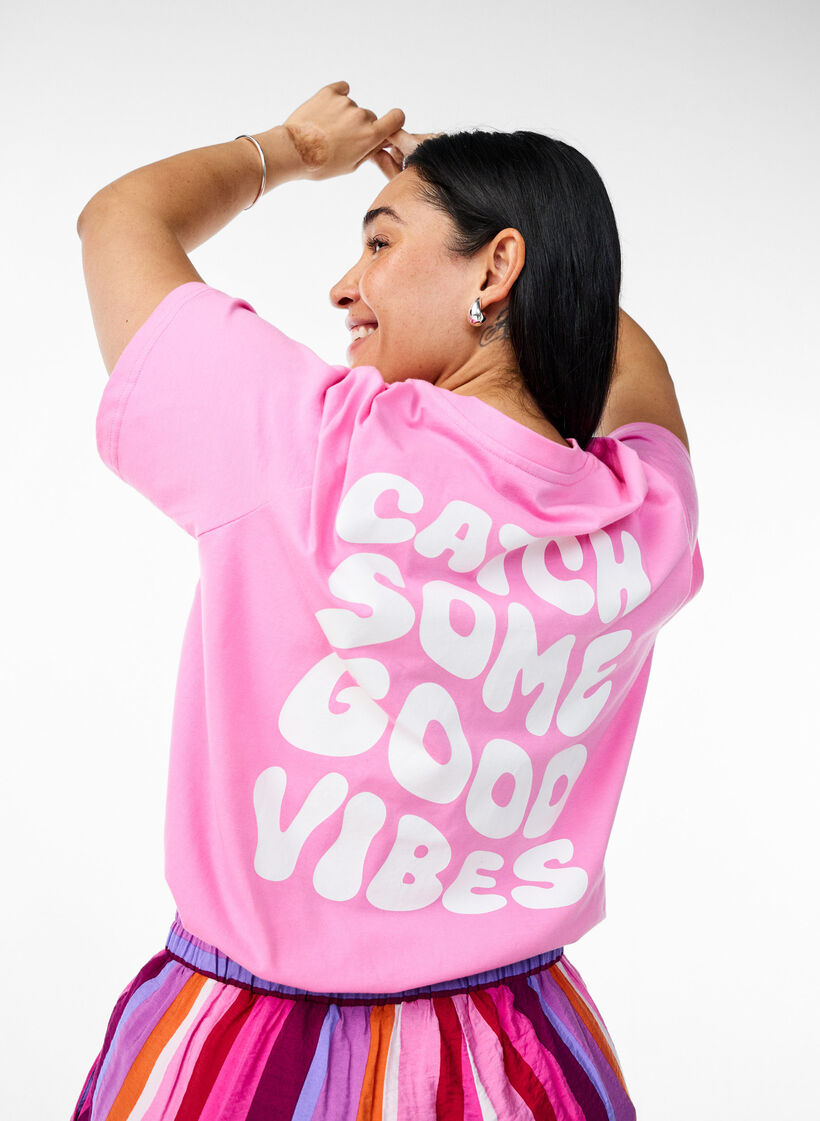 T-Shirt aus Bio-Baumwolle mit Textmotiv, Pink, Model image number 0