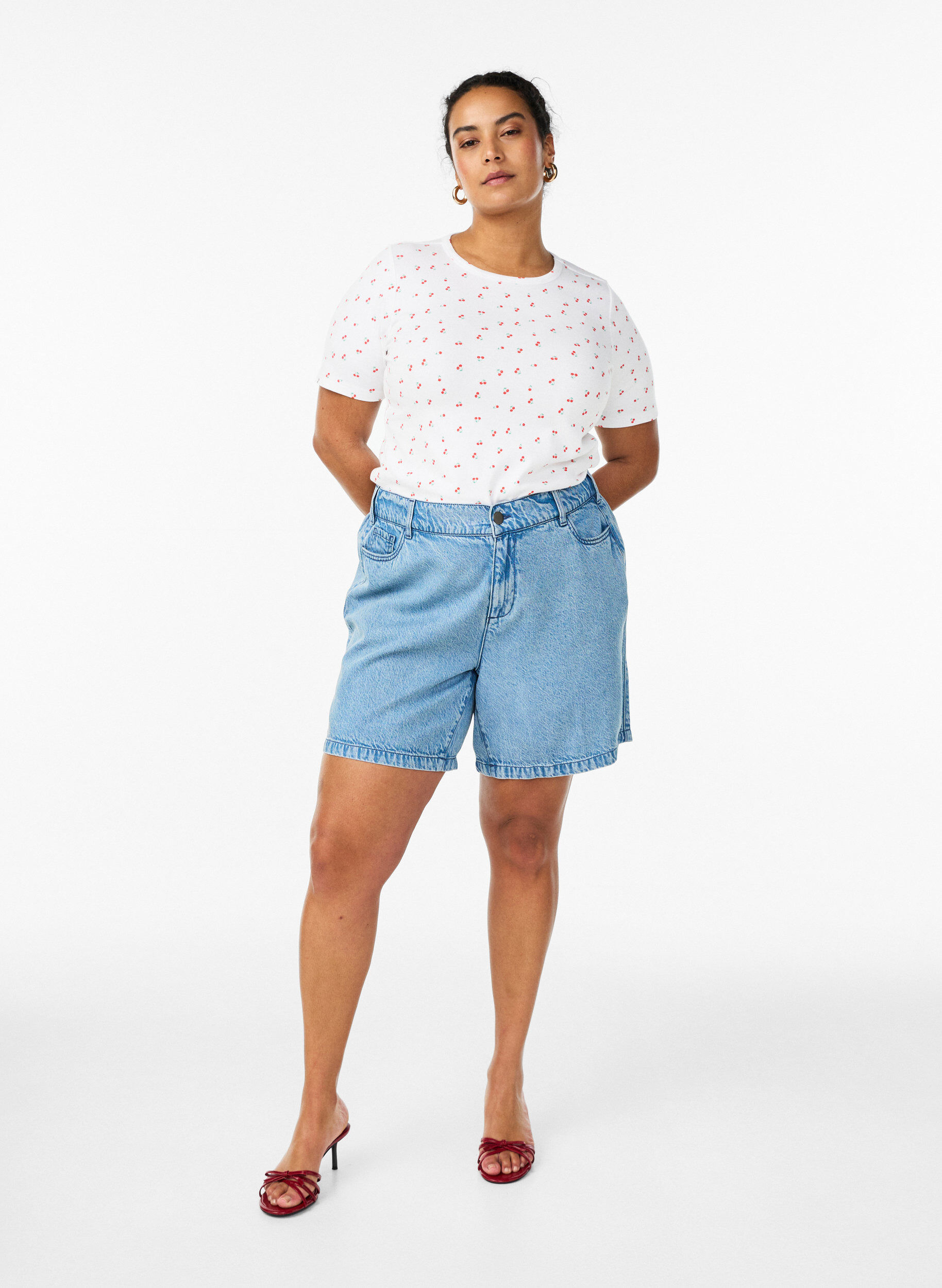 Zizzi Locker geschnittene Jeansshorts mit hoher Taille, Blau, Model image number 1