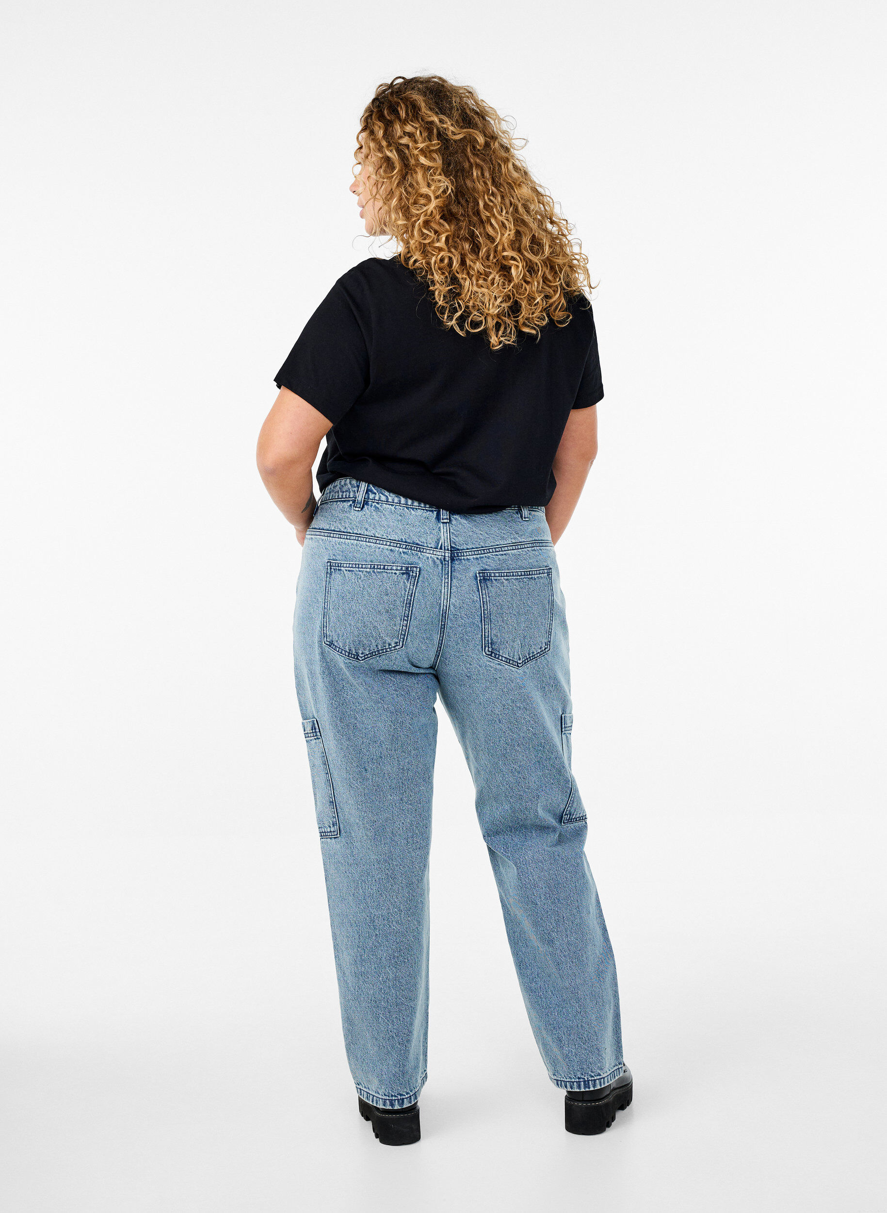 Zizzi Cargojeans mit hoher Taille, Blau, Model image number 1