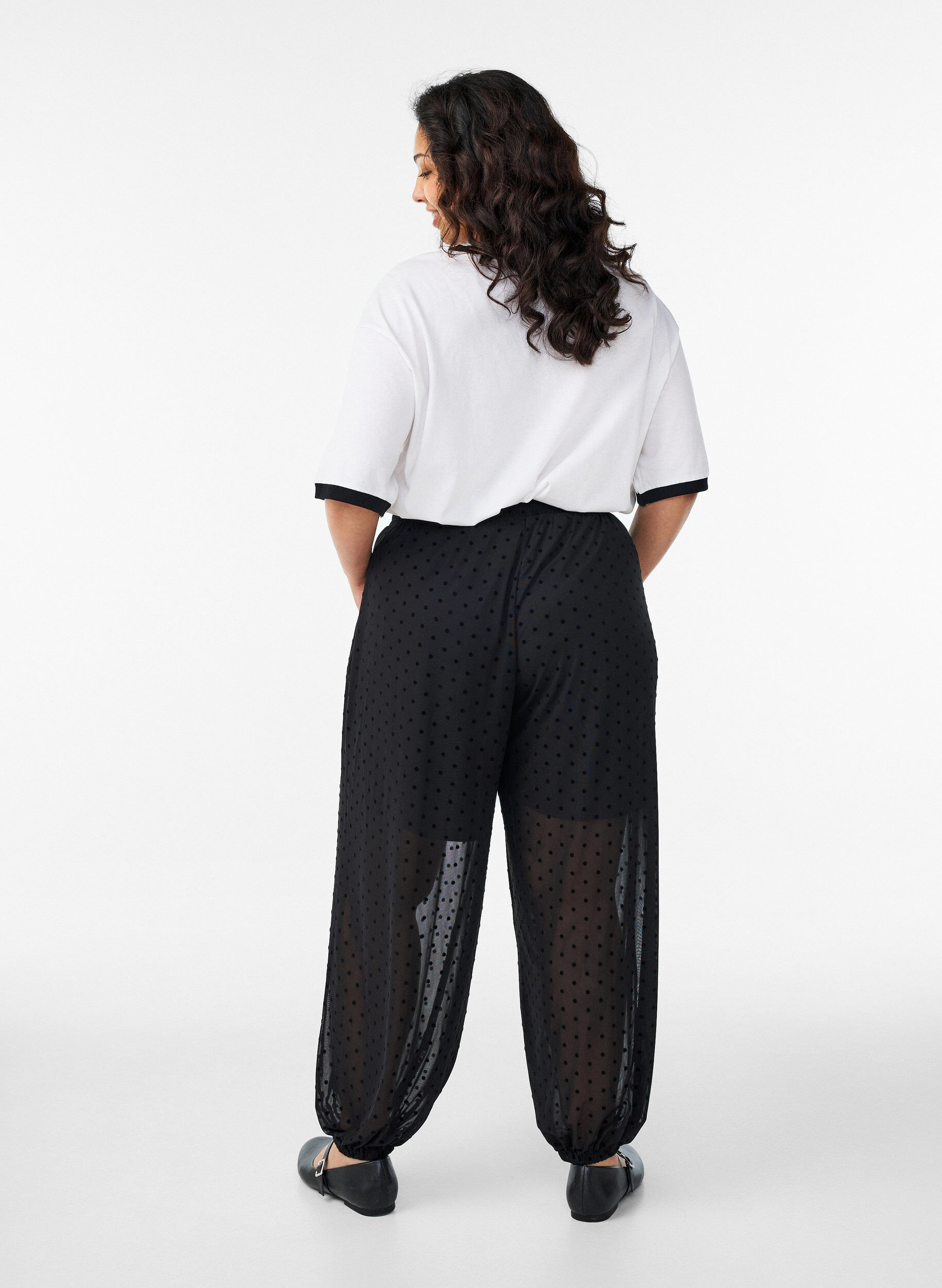 Zizzi Ballonhose aus Mesh mit Polka Dots, Schwarz, Model image number 1