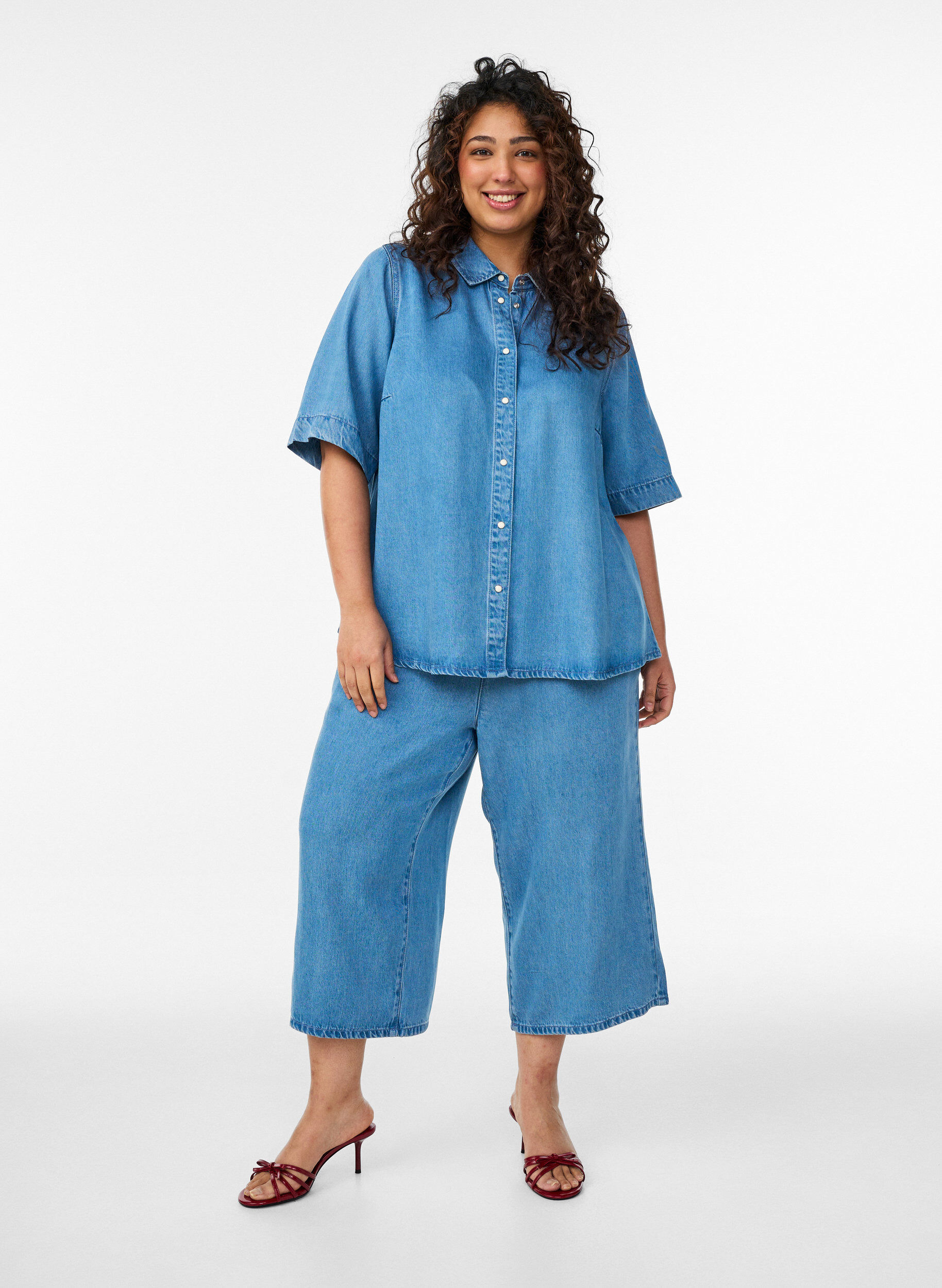 Culotte aus Lyocell mit weitem Bein in Jeans-Optik, Blau, Model
