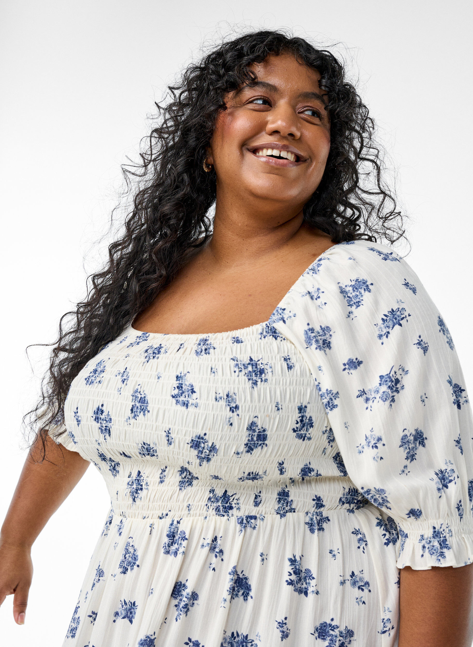 Zizzi Gebl&uuml;mtes Midikleid aus Viskose mit Smok, Wei&szlig;, Model image number 2