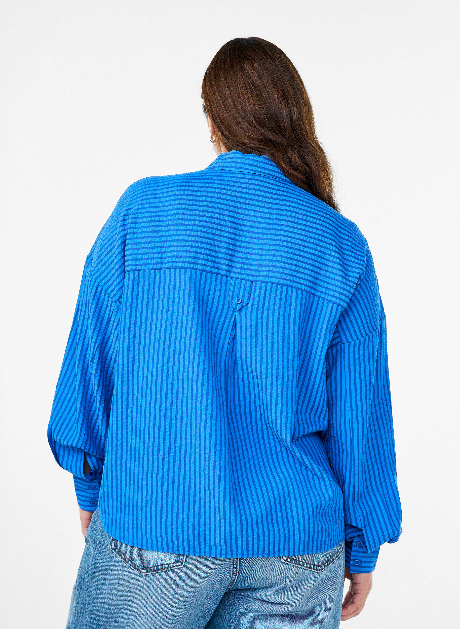 Zizzi Gestreifte Bluse mit Knopfdetail am R&uuml;cken, Blau, Model image number 2