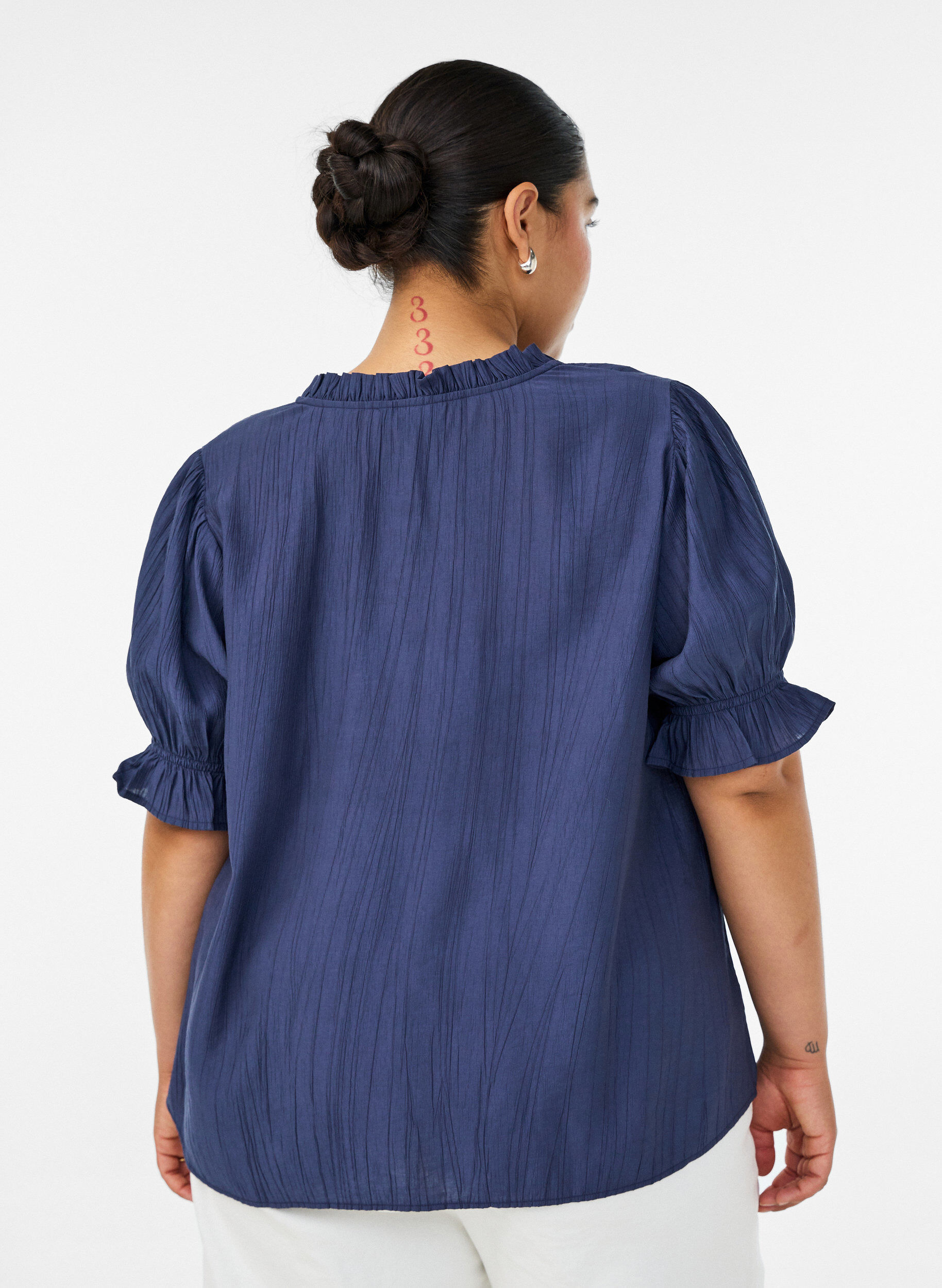 ZizziBluse aus einer gecrinkelten Viskosemischung mit V-Ausschnitt, Blau, Model image number 2