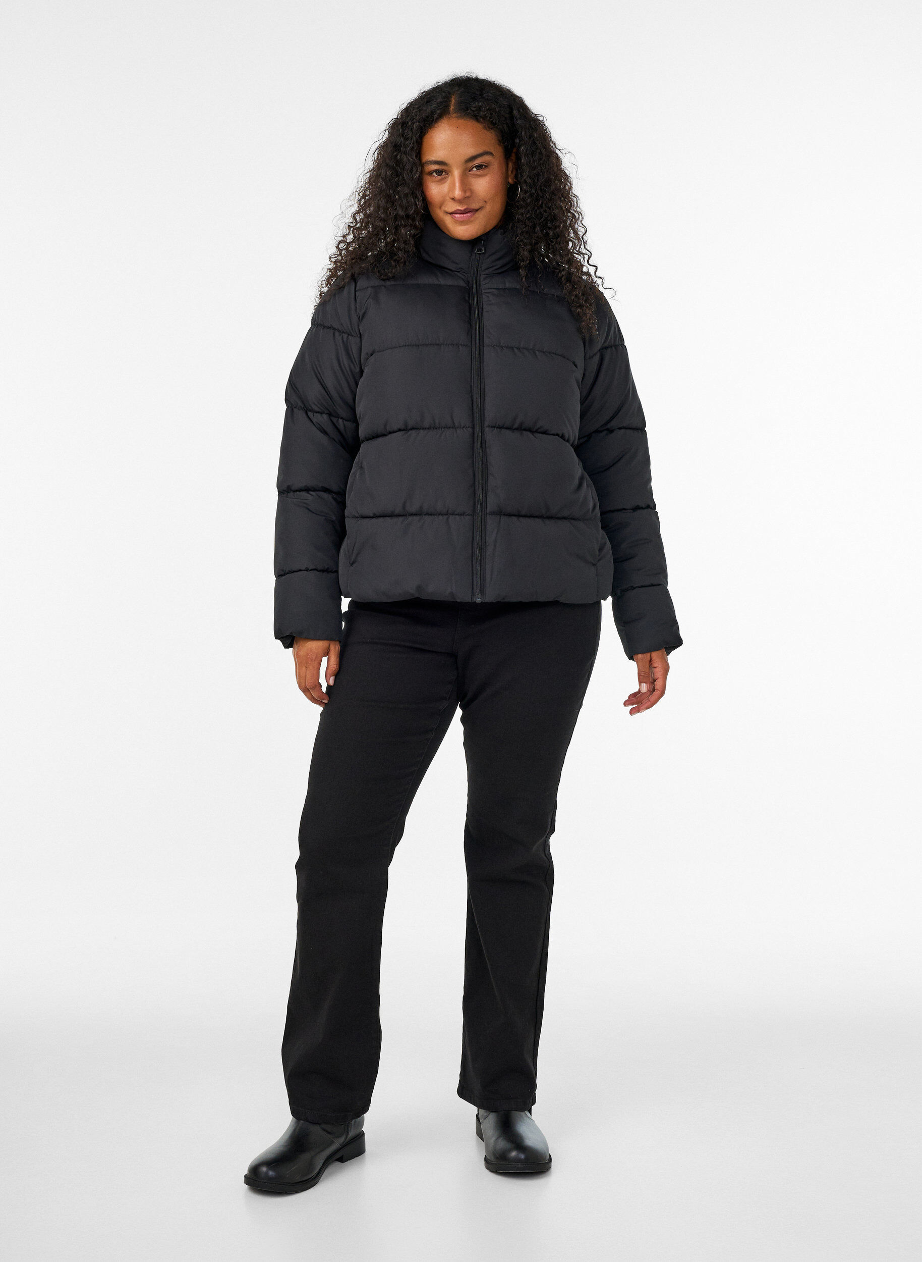 ZizziKurze Pufferjacke mit hohem Kragen, Schwarz, Model image number 1
