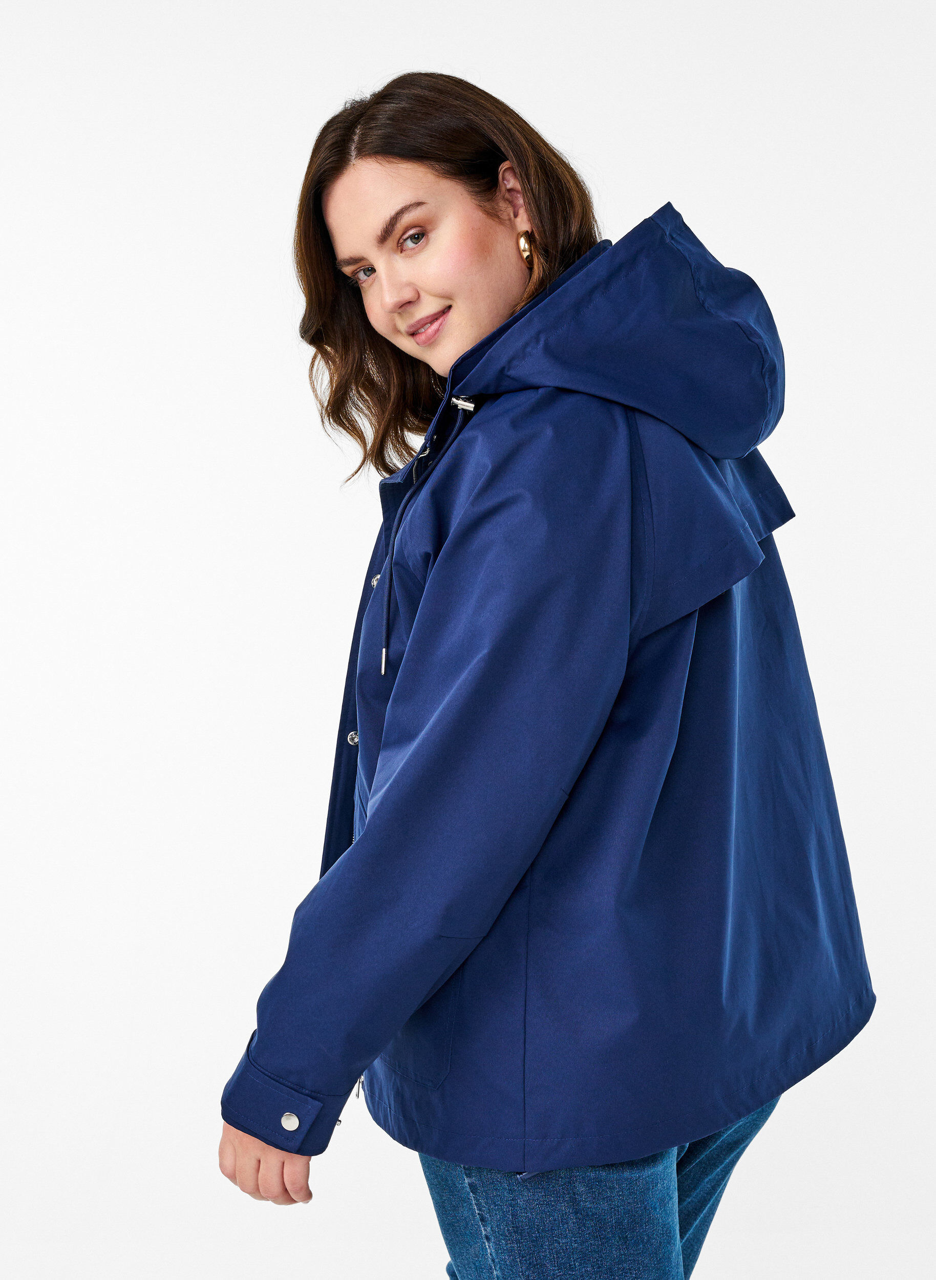 Zizzi Kurze Fr&uuml;hlingsjacke mit abnehmbarer Kapuze, Blau, Model image number 2