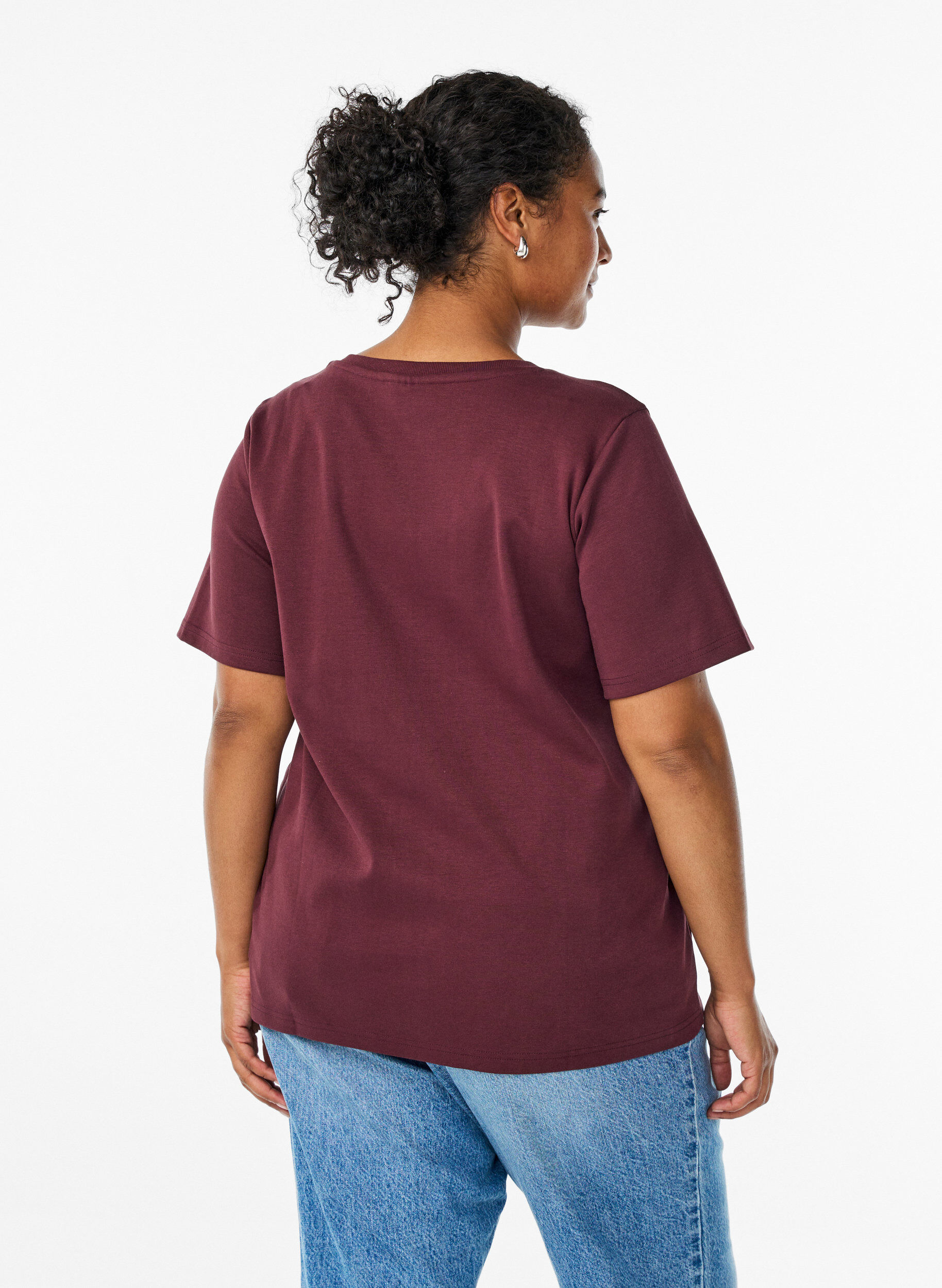 Zizzi Basic-T-Shirt mit V-Ausschnitt aus Bio-Baumwolle, Dunkles Bordeaux, Model image number 2