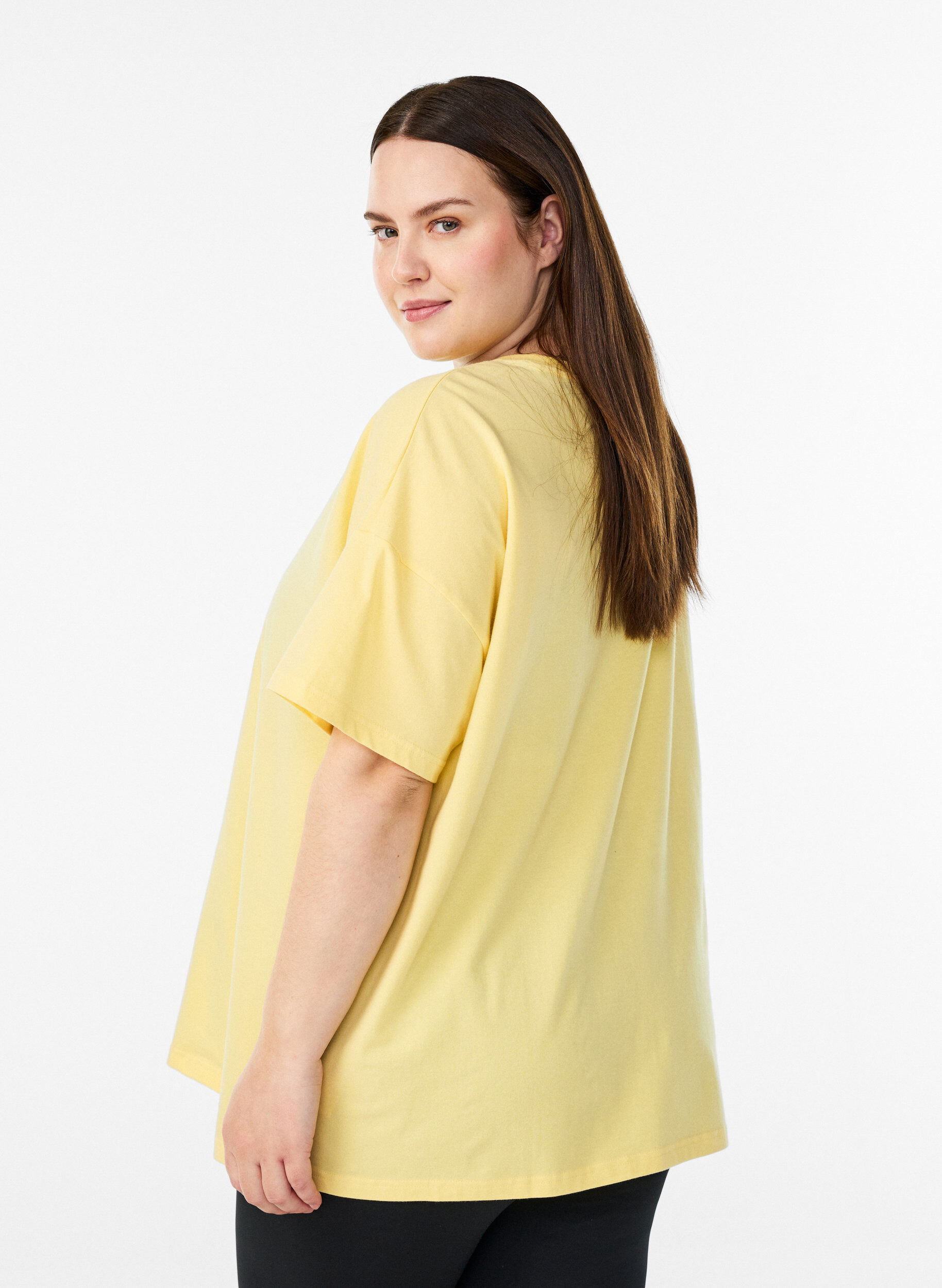 ZizziT-Shirt aus Bio-Baumwolle mit kleinem Frontmotiv, Gelb, Model image number 2