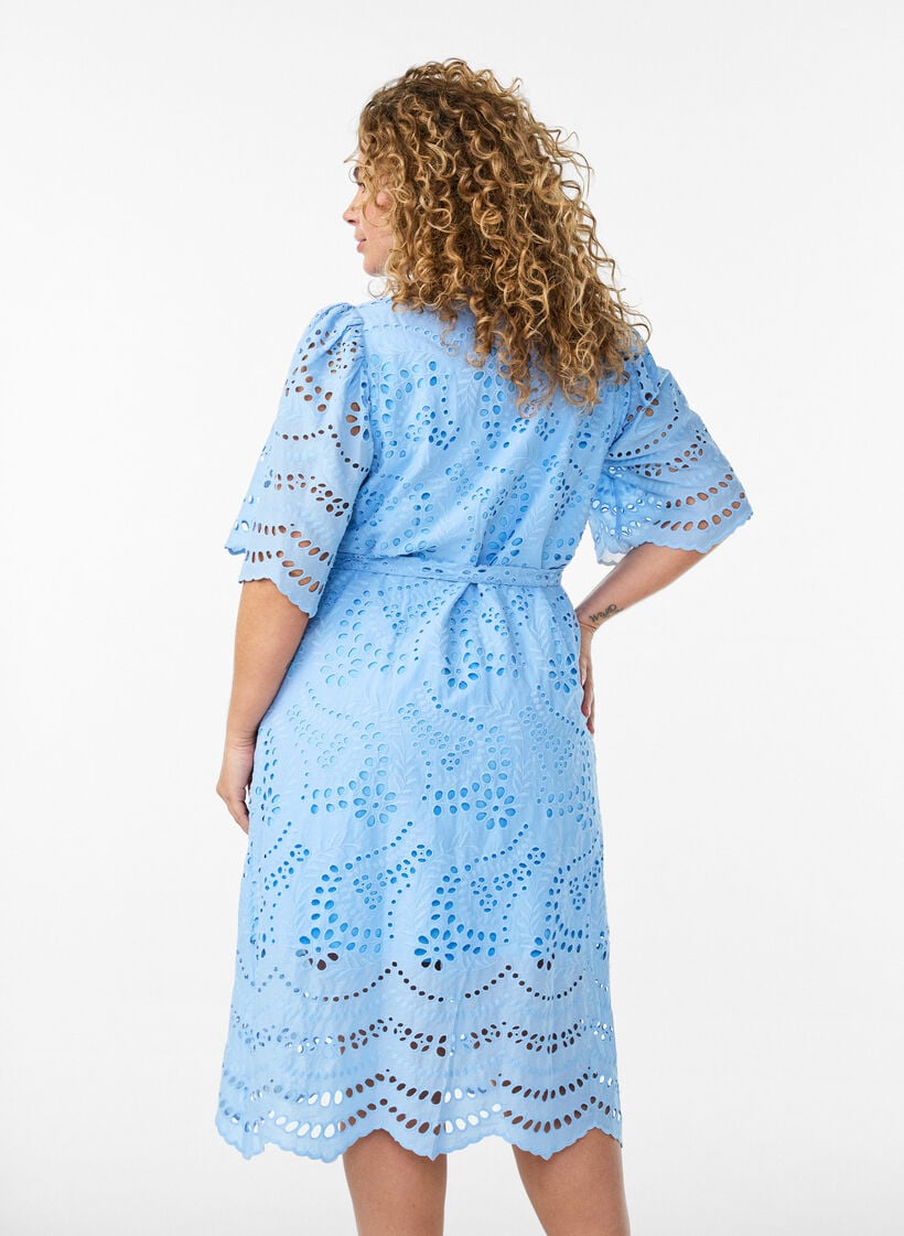 Hemdblusenkleid aus Broderie Anglaise mit Bindeg&uuml;rtel, Blau, Model