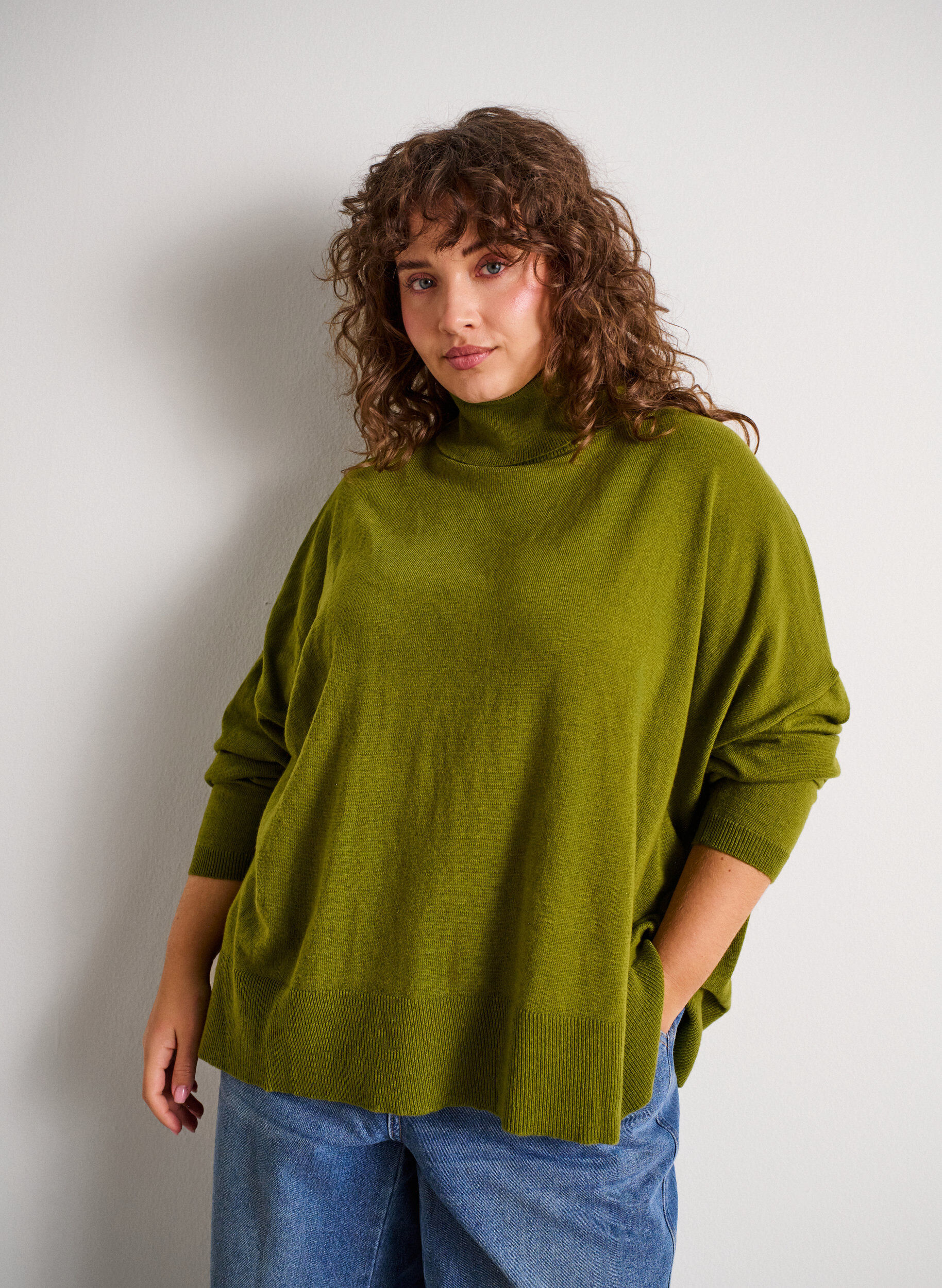 Rollkragenpullover mit lockerer Passform, Gr&uuml;n, Model