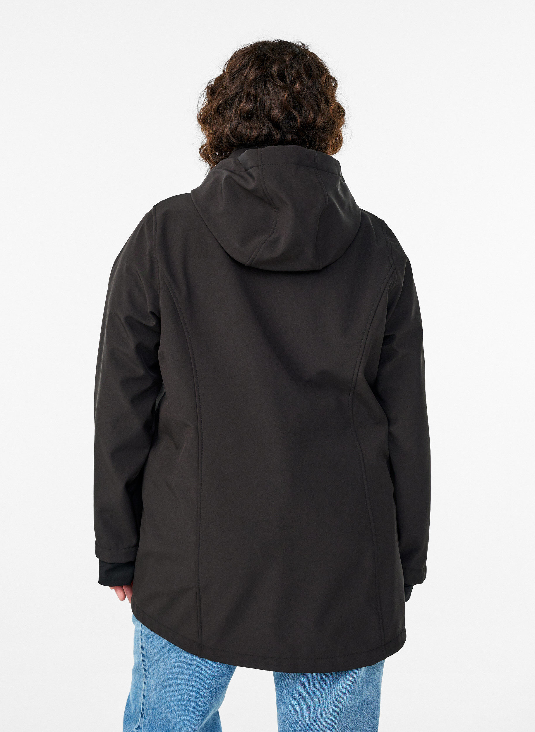 Zizzi Kurze Softshell-Jacke mit abnehmbarer Kapuze, Schwarz, Model image number 2