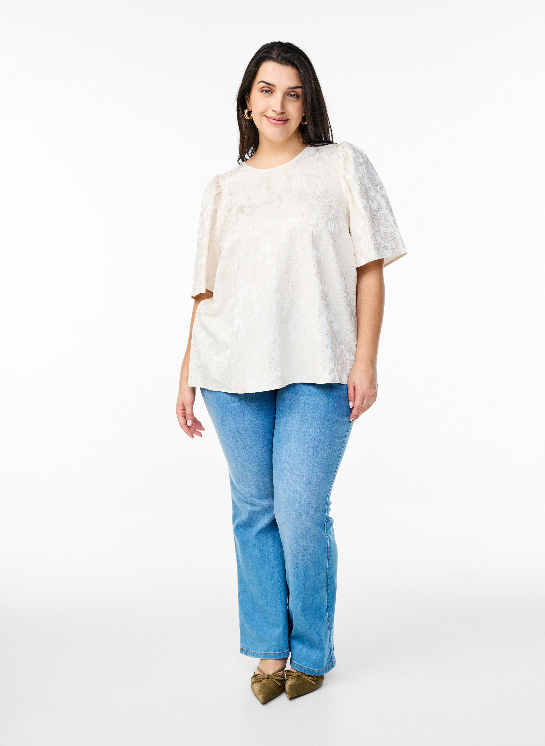 Zizzi Bluse mit Jacquardmuster und Puff&auml;rmeln, Vanille, Model image number 1